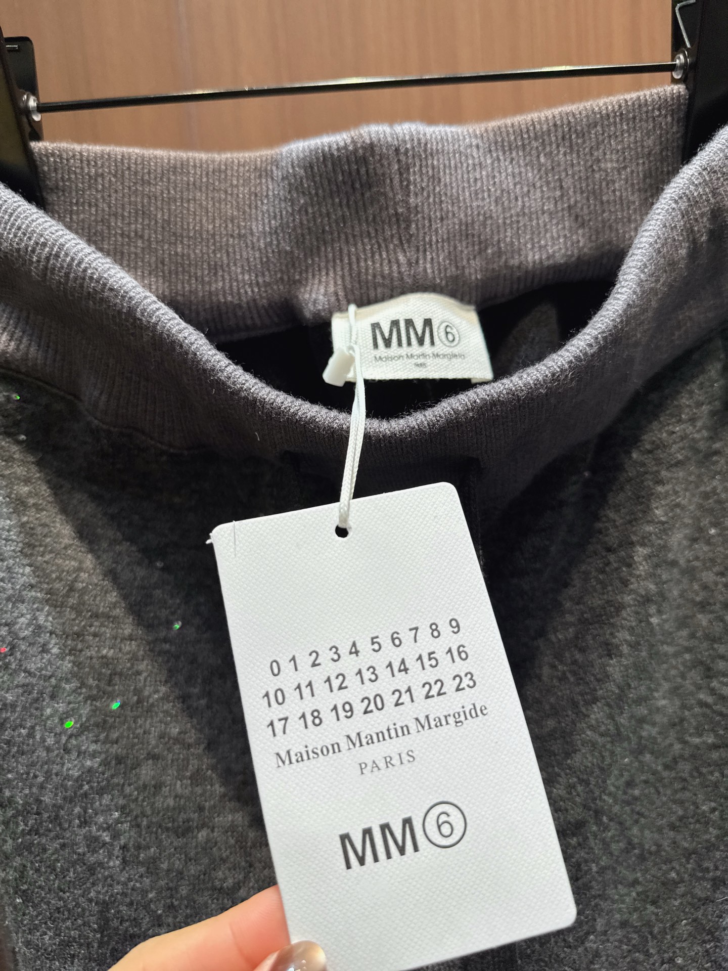 ✨✨✨ mm6✨✨✨2025秋冬新款烫钻松紧腰抽绳弯刀裤 采用柔软舒适的面料，触感细腻亲肤。高腰设计搭配