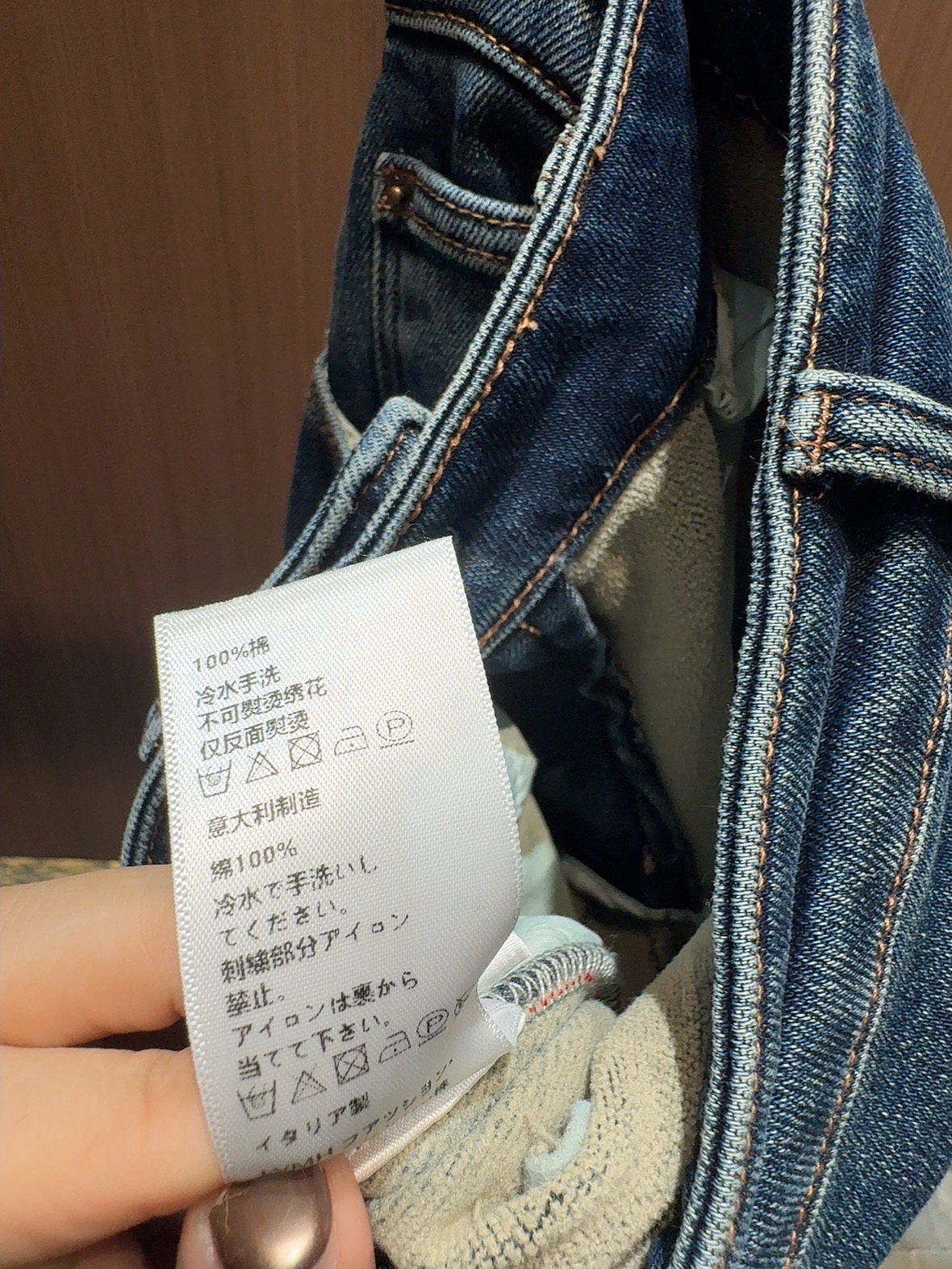 ✨✨✨ QOY ✨✨✨2025 秋冬新款复古直筒牛仔裤。高腰设计，金属纽扣与拉链闭合。前片自然做旧洗水，