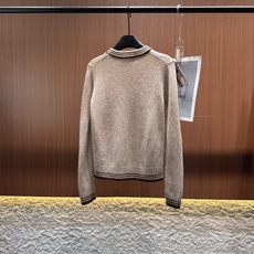 ✨✨✨玛吉拉✨✨✨2025秋冬新款撞色条纹拼接圆领针织衫,领口与下摆处饰以条纹细节,增添层次感与设计感。 ✨✨✨玛吉拉✨✨✨2025秋冬新款撞色条纹拼接圆领针织衫,领口与下摆处饰以条纹细节,增添层次感与设计感。
