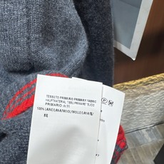 ✨✨✨玛吉拉✨✨✨2025秋冬新款撞色条纹拼接圆领针织衫,领口与下摆处饰以条纹细节,增添层次感与设计感。 ✨✨✨玛吉拉✨✨✨2025秋冬新款撞色条纹拼接圆领针织衫,领口与下摆处饰以条纹细节,增添层次感与设计感。