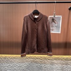 ✨✨✨玛吉拉✨✨✨2025秋冬新款奥羊绒撞色条纹拼接圆领开衫。以高领设计呈现温暖质感。以细腻坑条纹理与精 ✨✨✨玛吉拉✨✨✨2025秋冬新款奥羊绒撞色条纹拼接圆领开衫。以高领设计呈现温暖质感。以细腻坑条纹理与精