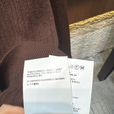 ✨✨✨玛吉拉✨✨✨2025秋冬新款奥羊绒撞色条纹拼接圆领开衫。以高领设计呈现温暖质感。以细腻坑条纹理与精 ✨✨✨玛吉拉✨✨✨2025秋冬新款奥羊绒撞色条纹拼接圆领开衫。以高领设计呈现温暖质感。以细腻坑条纹理与精