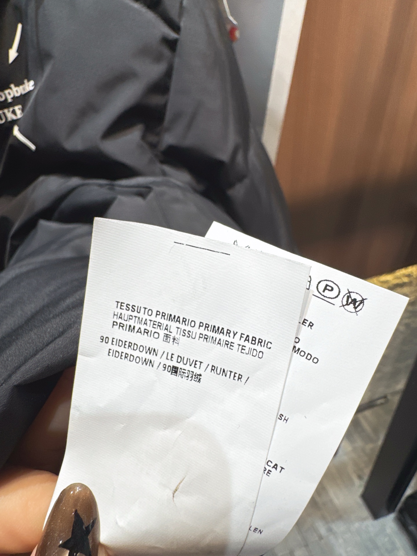 ✨✨✨玛吉拉✨✨✨2025秋冬新款毛绒连帽牛角扣长款大衣 填充轻盈保暖。连帽设计，领口与袖口点缀毛绒，增