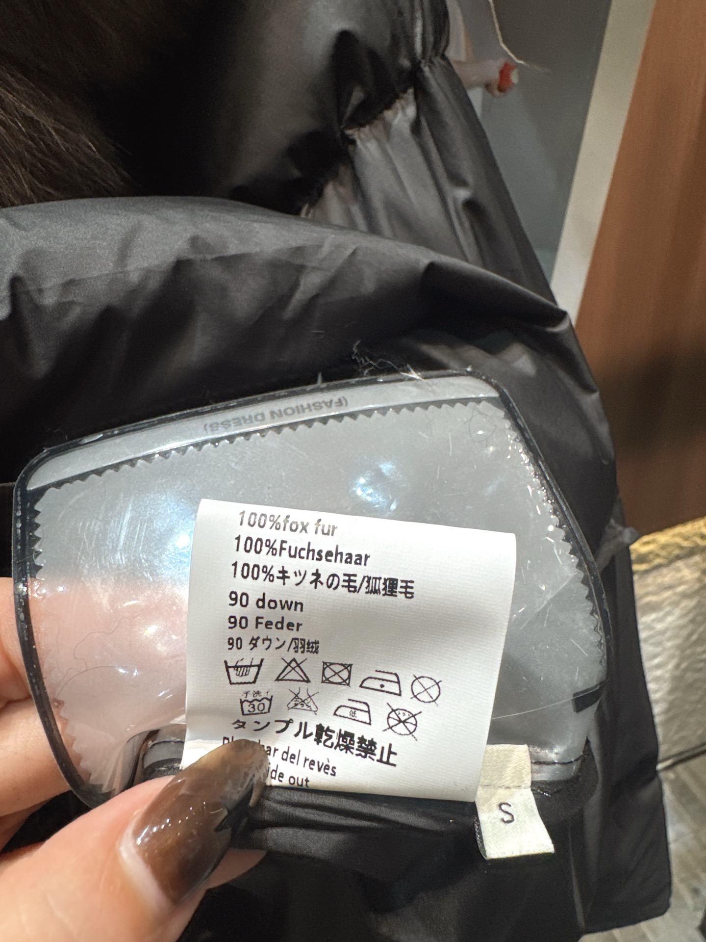 ✨✨✨ loewe✨✨✨2025秋冬新款狐狸毛拆卸毛领腰间抽绳连帽外套 冬日里的保暖时髦精亮面黑缎质感, ✨✨✨ loewe✨✨✨2025秋冬新款狐狸毛拆卸毛领腰间抽绳连帽外套 冬日里的保暖时髦精亮面黑缎质感,