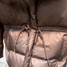 ✨✨✨ loewe✨✨✨2025秋冬新款狐狸毛拆卸毛领腰间抽绳连帽外套 冬日里的保暖时髦精亮面黑缎质感, ✨✨✨ loewe✨✨✨2025秋冬新款狐狸毛拆卸毛领腰间抽绳连帽外套 冬日里的保暖时髦精亮面黑缎质感,