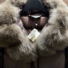 ✨✨✨ loewe✨✨✨2025秋冬新款狐狸毛拆卸毛领腰间抽绳连帽外套 冬日里的保暖时髦精亮面黑缎质感, ✨✨✨ loewe✨✨✨2025秋冬新款狐狸毛拆卸毛领腰间抽绳连帽外套 冬日里的保暖时髦精亮面黑缎质感,