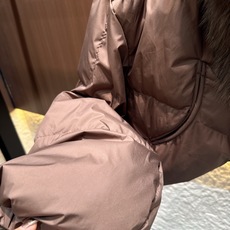 ✨✨✨ loewe✨✨✨2025秋冬新款狐狸毛拆卸毛领V领松紧腰下摆外套。暖调金属棕缎面自带柔光滤镜,蓬 ✨✨✨ loewe✨✨✨2025秋冬新款狐狸毛拆卸毛领V领松紧腰下摆外套。暖调金属棕缎面自带柔光滤镜,蓬