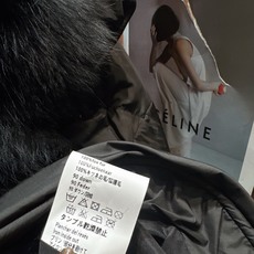 ✨✨✨ loewe✨✨✨2025秋冬新款狐狸毛拆卸毛领V领松紧腰下摆外套。暖调金属棕缎面自带柔光滤镜,蓬 ✨✨✨ loewe✨✨✨2025秋冬新款狐狸毛拆卸毛领V领松紧腰下摆外套。暖调金属棕缎面自带柔光滤镜,蓬