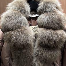 ✨✨✨ loewe✨✨✨2025秋冬新款狐狸毛拆卸毛领V领松紧腰下摆外套。暖调金属棕缎面自带柔光滤镜,蓬 ✨✨✨ loewe✨✨✨2025秋冬新款狐狸毛拆卸毛领V领松紧腰下摆外套。暖调金属棕缎面自带柔光滤镜,蓬