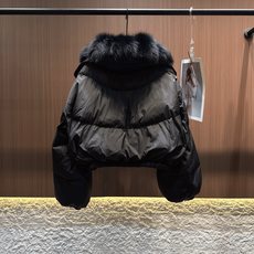 ✨✨✨ loewe✨✨✨2025秋冬新款狐狸毛拆卸毛领V领松紧腰下摆外套。暖调金属棕缎面自带柔光滤镜,蓬 ✨✨✨ loewe✨✨✨2025秋冬新款狐狸毛拆卸毛领V领松紧腰下摆外套。暖调金属棕缎面自带柔光滤镜,蓬