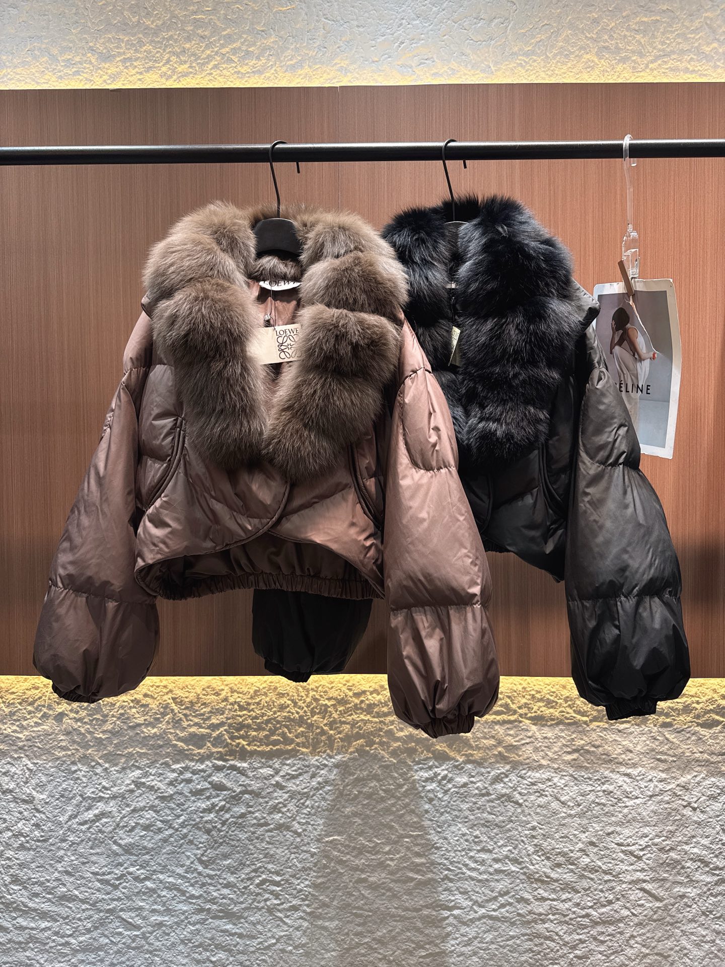 ✨✨✨ loewe✨✨✨2025秋冬新款狐狸毛拆卸毛领V领松紧腰下摆外套。暖调金属棕缎面自带柔光滤镜，蓬