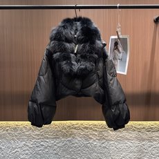 ✨✨✨ loewe✨✨✨2025秋冬新款狐狸毛拆卸毛领V领松紧腰下摆外套。暖调金属棕缎面自带柔光滤镜,蓬 ✨✨✨ loewe✨✨✨2025秋冬新款狐狸毛拆卸毛领V领松紧腰下摆外套。暖调金属棕缎面自带柔光滤镜,蓬