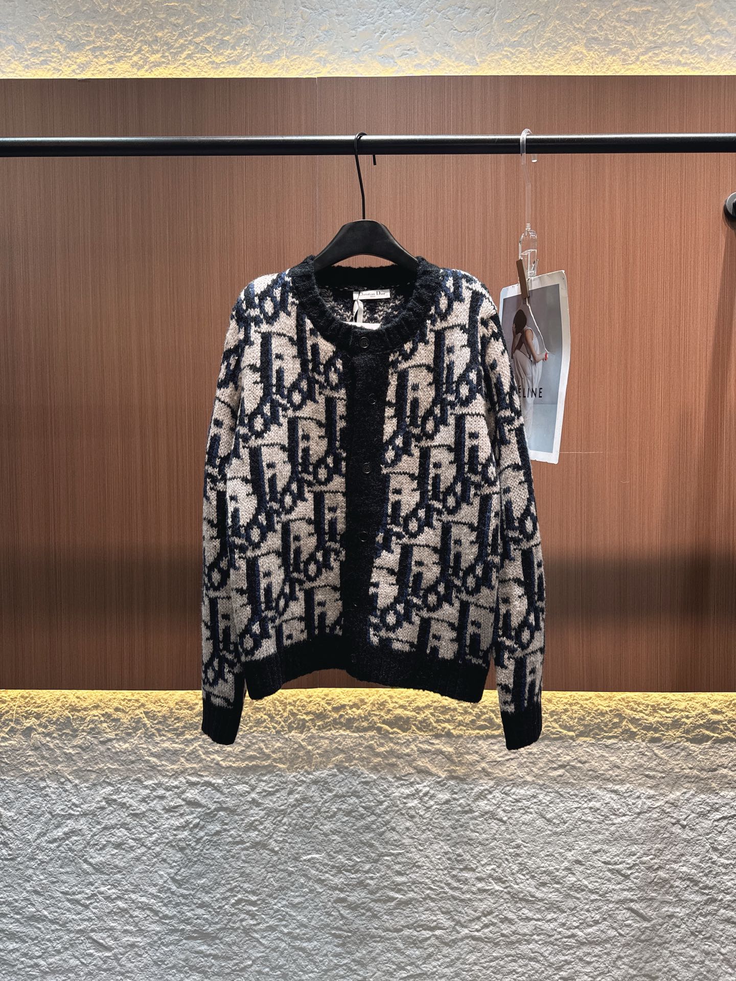 ✨✨✨ dior✨✨✨2025秋冬新款撞色圆领开衫外套。米白底色叠加深蓝字母提花，复古又自带辨识度，黑边