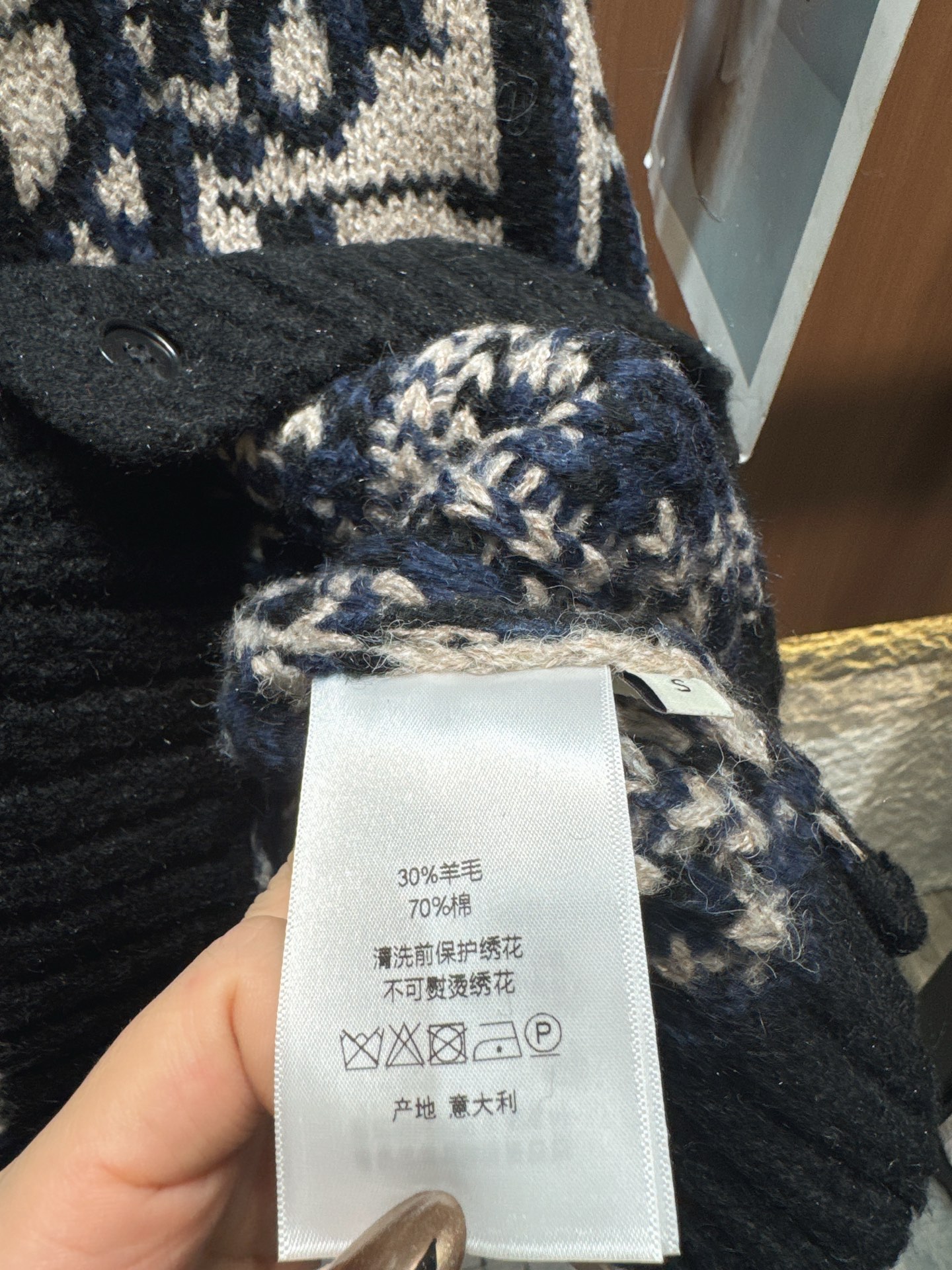 ✨✨✨ dior✨✨✨2025秋冬新款撞色圆领开衫外套。米白底色叠加深蓝字母提花，复古又自带辨识度，黑边