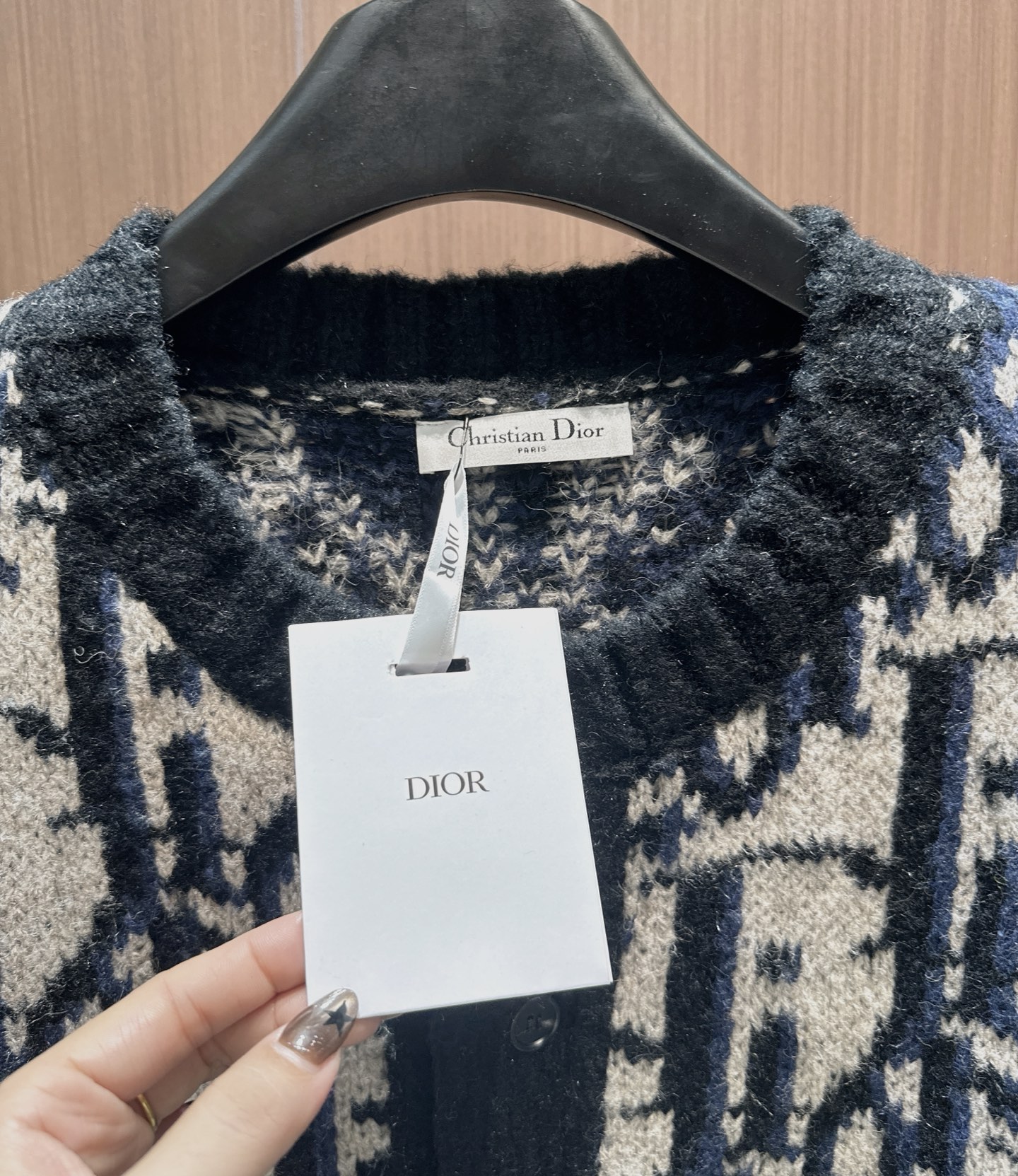 ✨✨✨ dior✨✨✨2025秋冬新款撞色圆领开衫外套。米白底色叠加深蓝字母提花，复古又自带辨识度，黑边