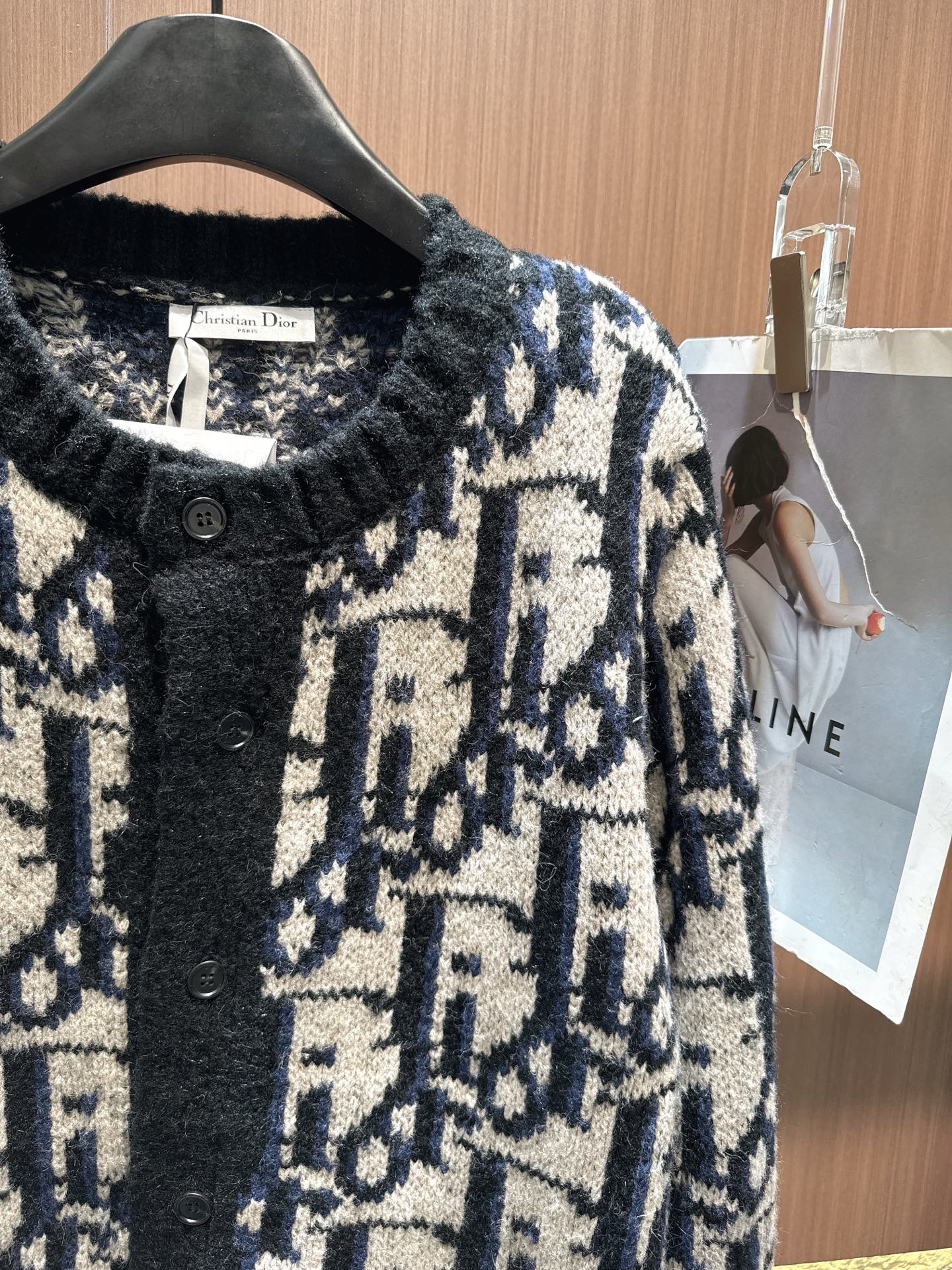 ✨✨✨ dior✨✨✨2025秋冬新款撞色圆领开衫外套。米白底色叠加深蓝字母提花，复古又自带辨识度，黑边