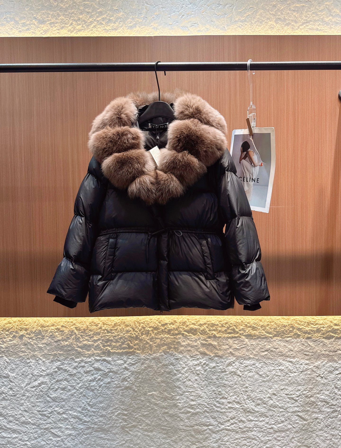 ✨✨✨ loewe✨✨✨2025秋冬新款狐狸毛拆卸毛领腰间抽绳连帽外套 冬日里的保暖时髦精亮面黑缎质感, ✨✨✨ loewe✨✨✨2025秋冬新款狐狸毛拆卸毛领腰间抽绳连帽外套 冬日里的保暖时髦精亮面黑缎质感,