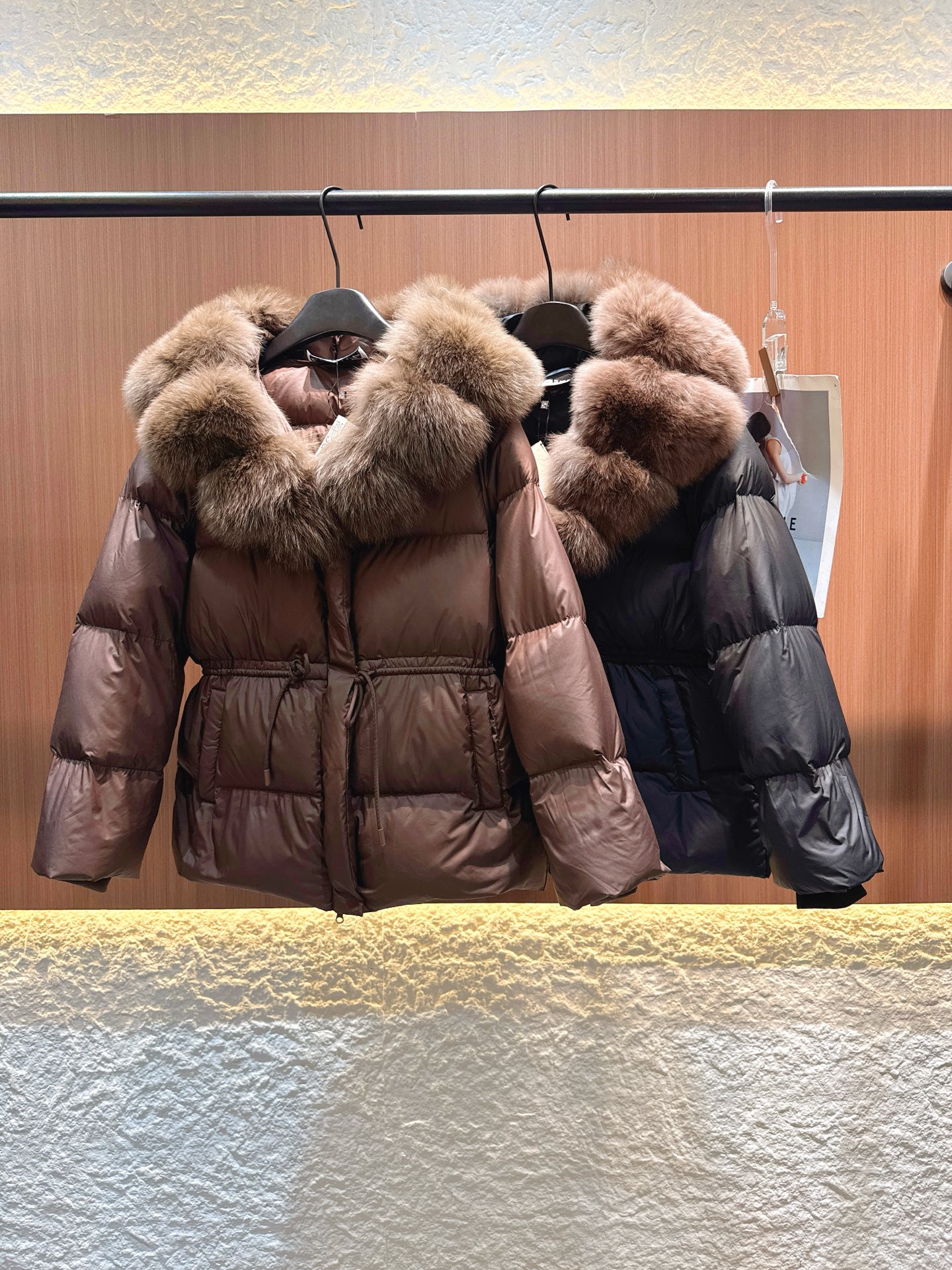 ✨✨✨ loewe✨✨✨2025秋冬新款狐狸毛拆卸毛领腰间抽绳连帽外套 冬日里的保暖时髦精亮面黑缎质感，