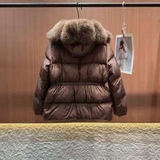 ✨✨✨ loewe✨✨✨2025秋冬新款狐狸毛拆卸毛领腰间抽绳连帽外套 冬日里的保暖时髦精亮面黑缎质感, ✨✨✨ loewe✨✨✨2025秋冬新款狐狸毛拆卸毛领腰间抽绳连帽外套 冬日里的保暖时髦精亮面黑缎质感,