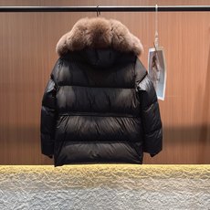 ✨✨✨ loewe✨✨✨2025秋冬新款狐狸毛拆卸毛领腰间抽绳连帽外套 冬日里的保暖时髦精亮面黑缎质感, ✨✨✨ loewe✨✨✨2025秋冬新款狐狸毛拆卸毛领腰间抽绳连帽外套 冬日里的保暖时髦精亮面黑缎质感,