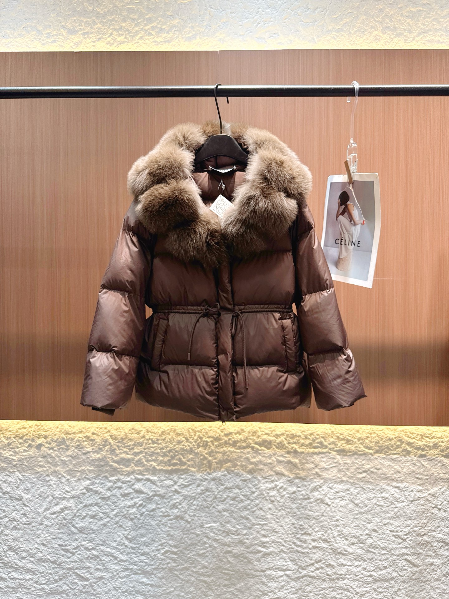✨✨✨ loewe✨✨✨2025秋冬新款狐狸毛拆卸毛领腰间抽绳连帽外套 冬日里的保暖时髦精亮面黑缎质感, ✨✨✨ loewe✨✨✨2025秋冬新款狐狸毛拆卸毛领腰间抽绳连帽外套 冬日里的保暖时髦精亮面黑缎质感,