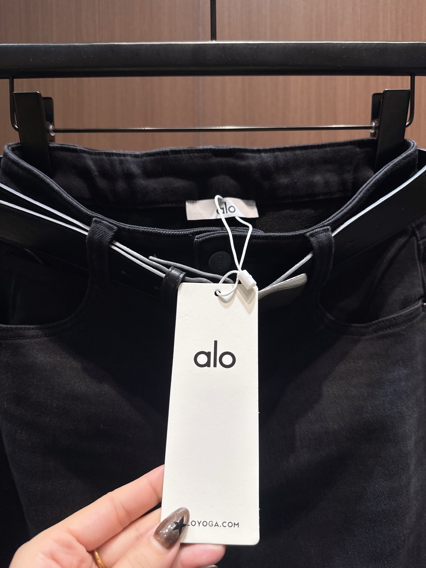 ✨✨✨alo✨✨✨2025秋冬新款腰带薄绒直筒牛仔裤。哑光黑调自带高级冷感，棉料软而挺括，贴肤舒适还不易