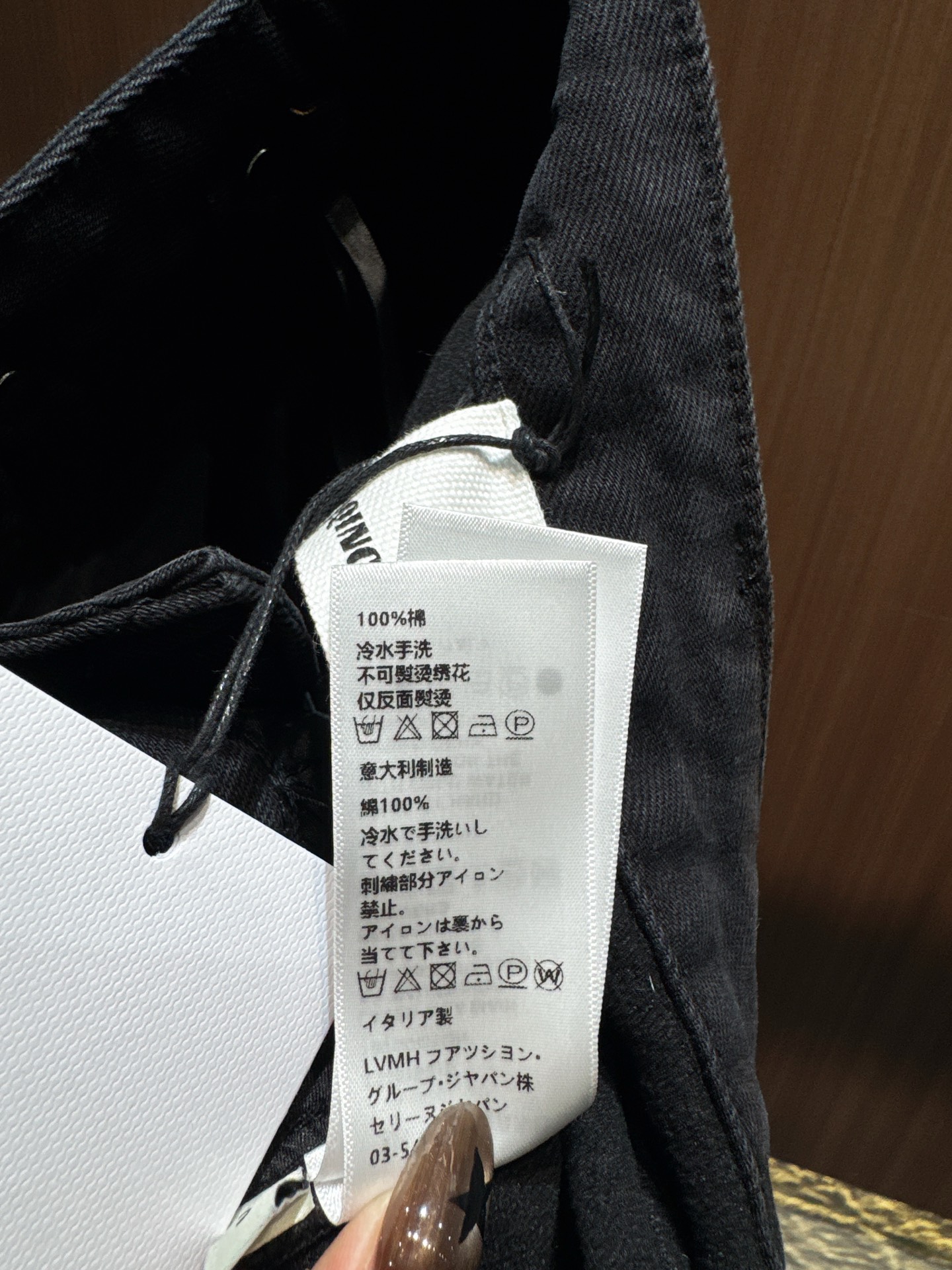 ✨✨✨QOY✨✨✨2025秋冬新款拼接薄绒弯刀牛仔裤。哑光黑调自带低调质感，棉料软而有骨感，贴肤舒适还抗