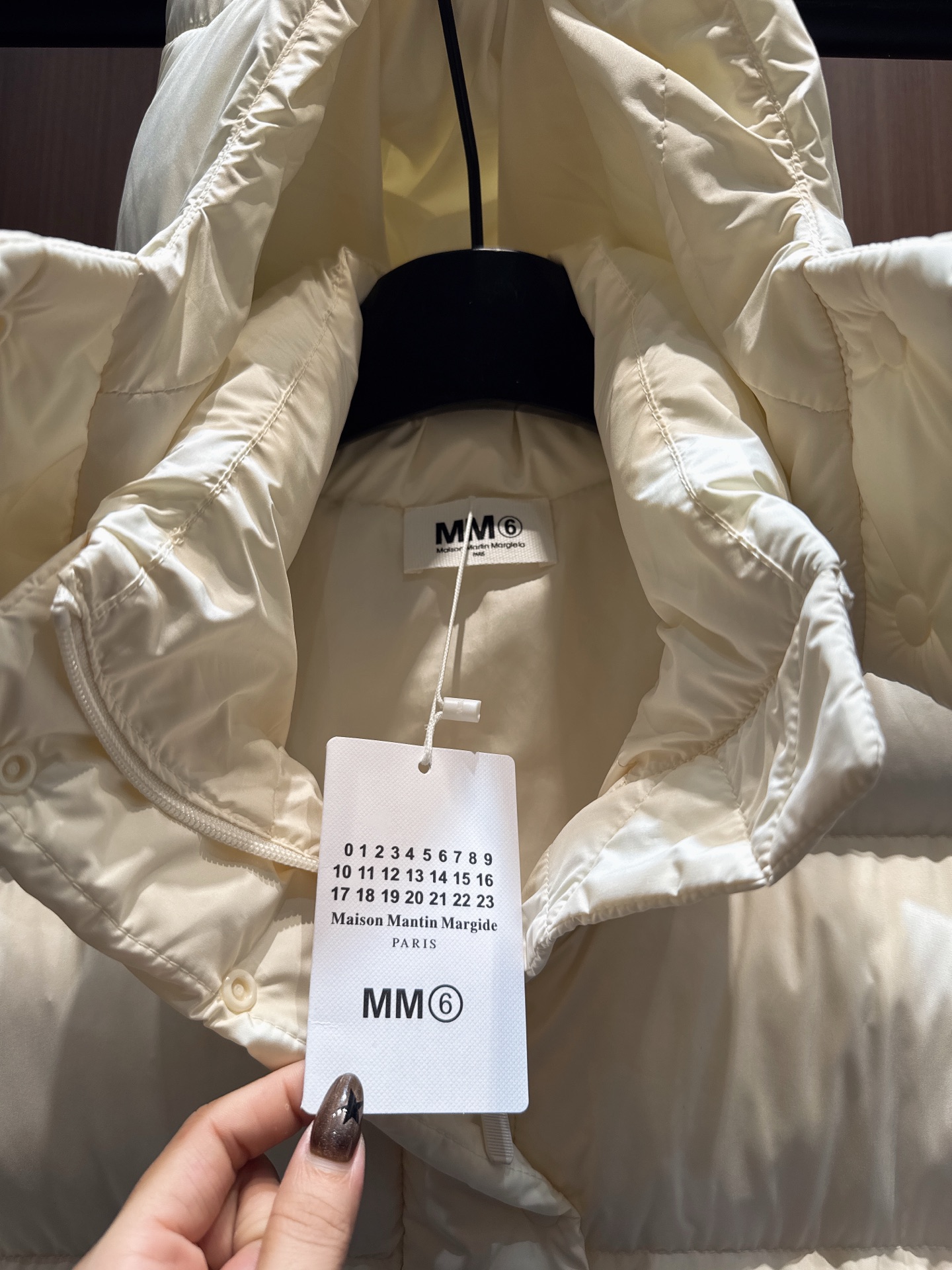 ✨✨✨玛吉拉✨✨✨2025秋冬新款连帽立领羽绒马甲，是秋冬叠穿的“氛围感神器”~亮面材质自带高级光泽，蓬