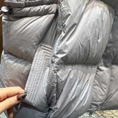 ✨✨✨MM6✨✨✨2025秋冬新款L型螺纹调节袖立领马甲外套 秋冬叠穿立领设计利落防风,蓬松充绒既暖又轻 ✨✨✨MM6✨✨✨2025秋冬新款L型螺纹调节袖立领马甲外套 秋冬叠穿立领设计利落防风,蓬松充绒既暖又轻