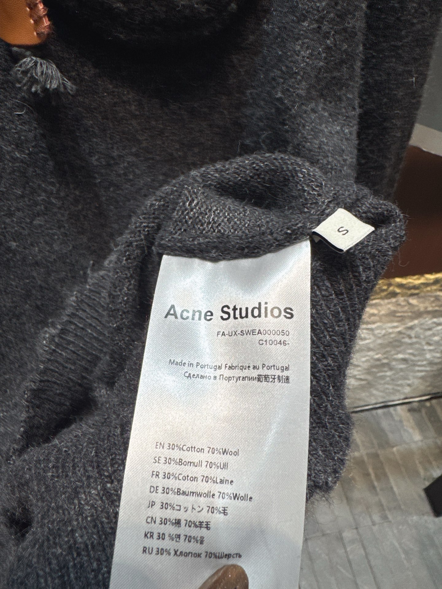 ✨✨✨Acne✨✨✨2025秋冬新款半开绑带翻领卫衣 是秋冬里的俏皮暖意。精选柔软羊毛织就，带着自然的蓬