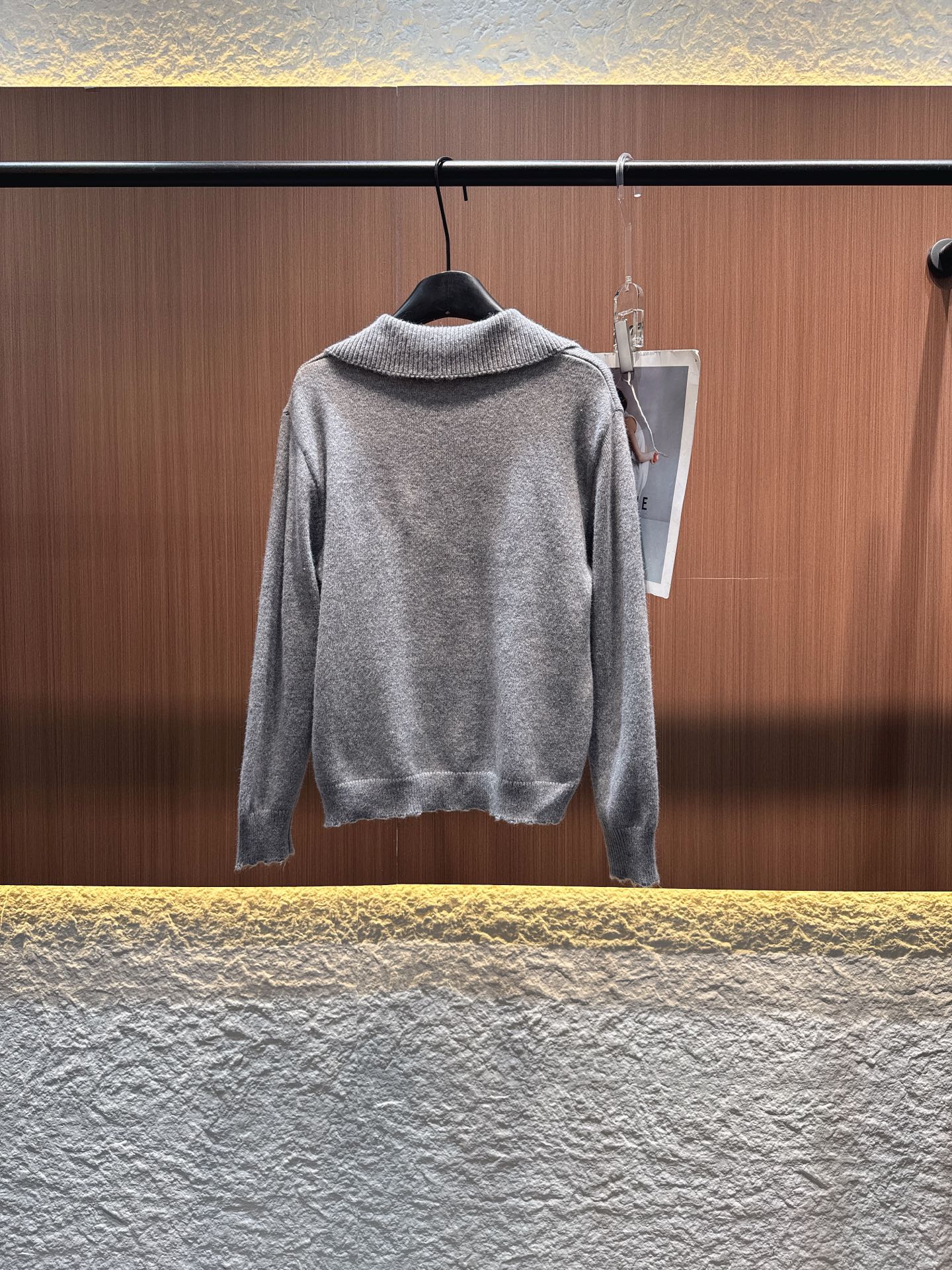 ✨✨✨Acne✨✨✨2025秋冬新款半开绑带翻领卫衣 是秋冬里的俏皮暖意。精选柔软羊毛织就，带着自然的蓬