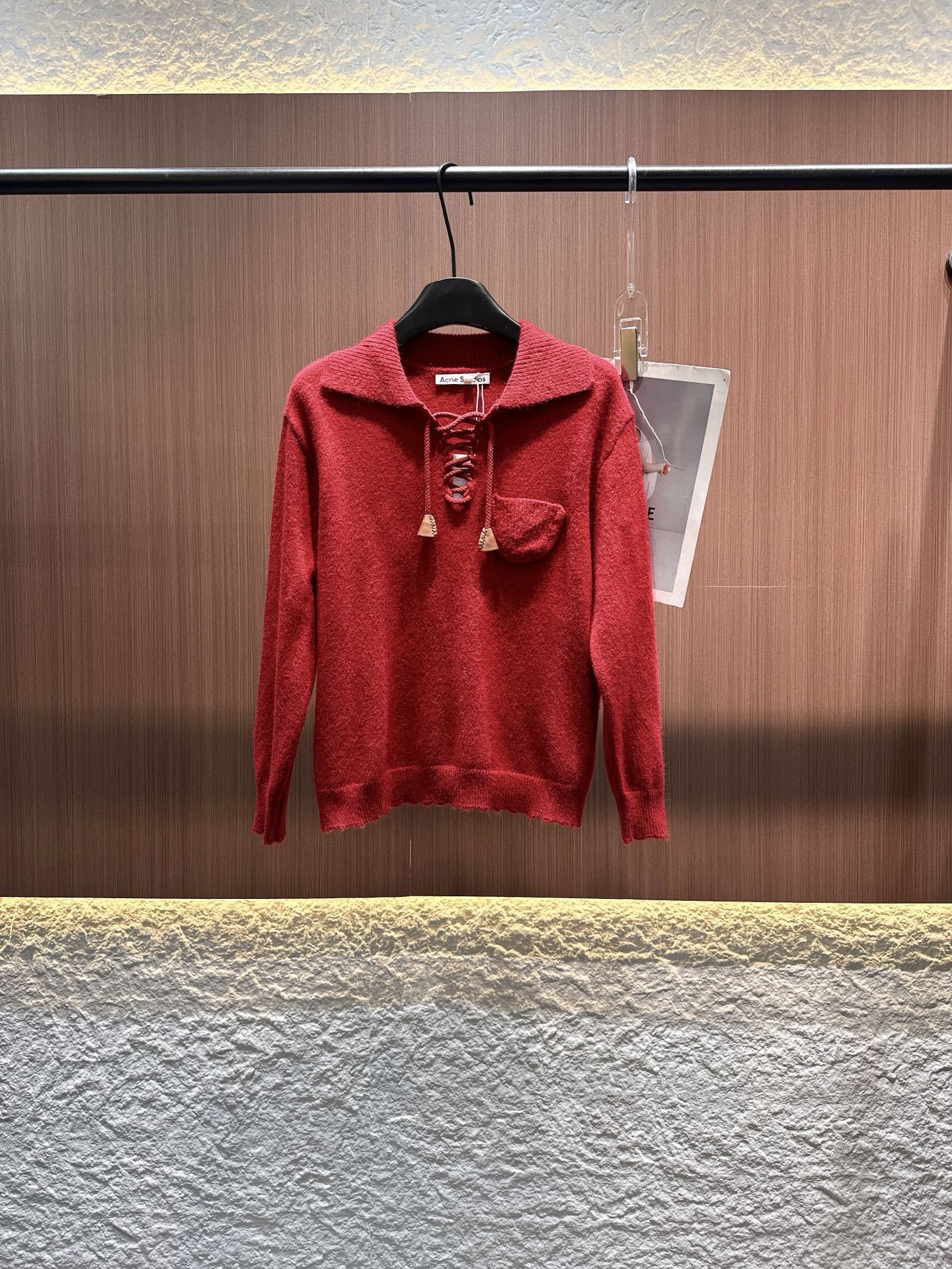 ✨✨✨Acne✨✨✨2025秋冬新款半开绑带翻领卫衣 是秋冬里的俏皮暖意。精选柔软羊毛织就，带着自然的蓬