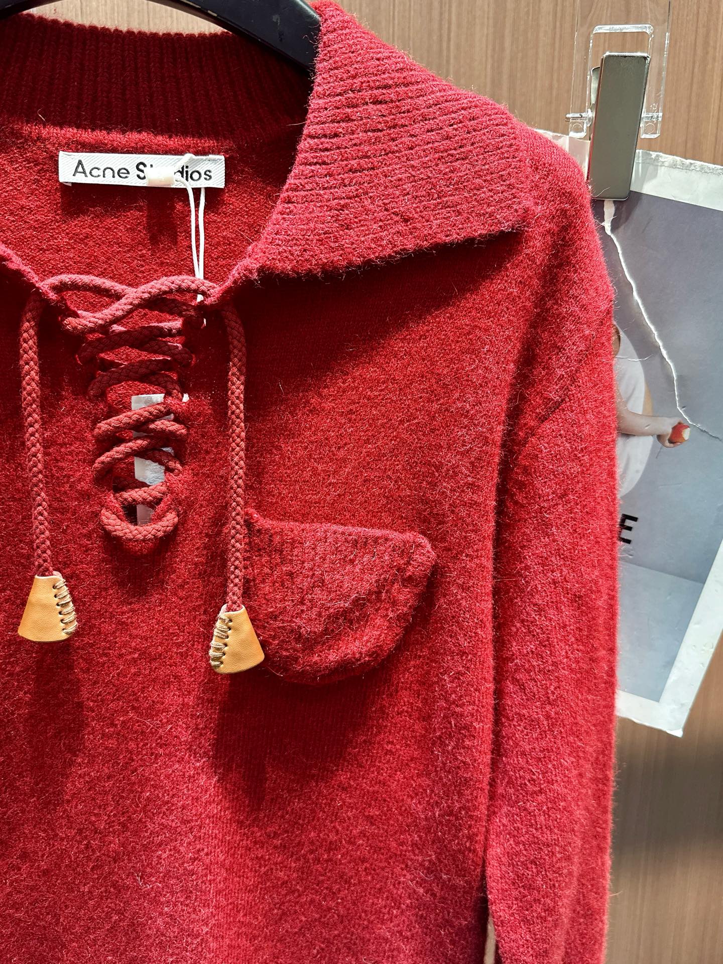 ✨✨✨Acne✨✨✨2025秋冬新款半开绑带翻领卫衣 是秋冬里的俏皮暖意。精选柔软羊毛织就，带着自然的蓬