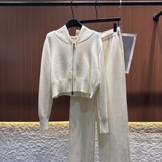 ✨✨✨玛吉拉✨✨✨2025秋冬新款连帽拉链上衣松紧腰抽绳长裤加绒套装 是秋冬里的慵懒底气。精选柔软羊毛织 ✨✨✨玛吉拉✨✨✨2025秋冬新款连帽拉链上衣松紧腰抽绳长裤加绒套装 是秋冬里的慵懒底气。精选柔软羊毛织