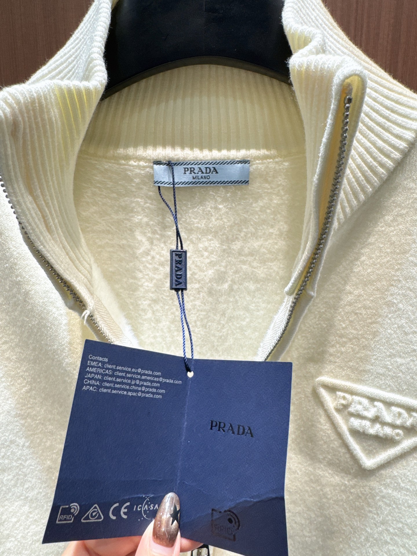 ✨✨✨ prada✨✨✨2025秋冬新款双开拉链立领上衣松紧腰抽绳长裤套装。半高领拉链设计,短款剪裁刚好 ✨✨✨ prada✨✨✨2025秋冬新款双开拉链立领上衣松紧腰抽绳长裤套装。半高领拉链设计,短款剪裁刚好