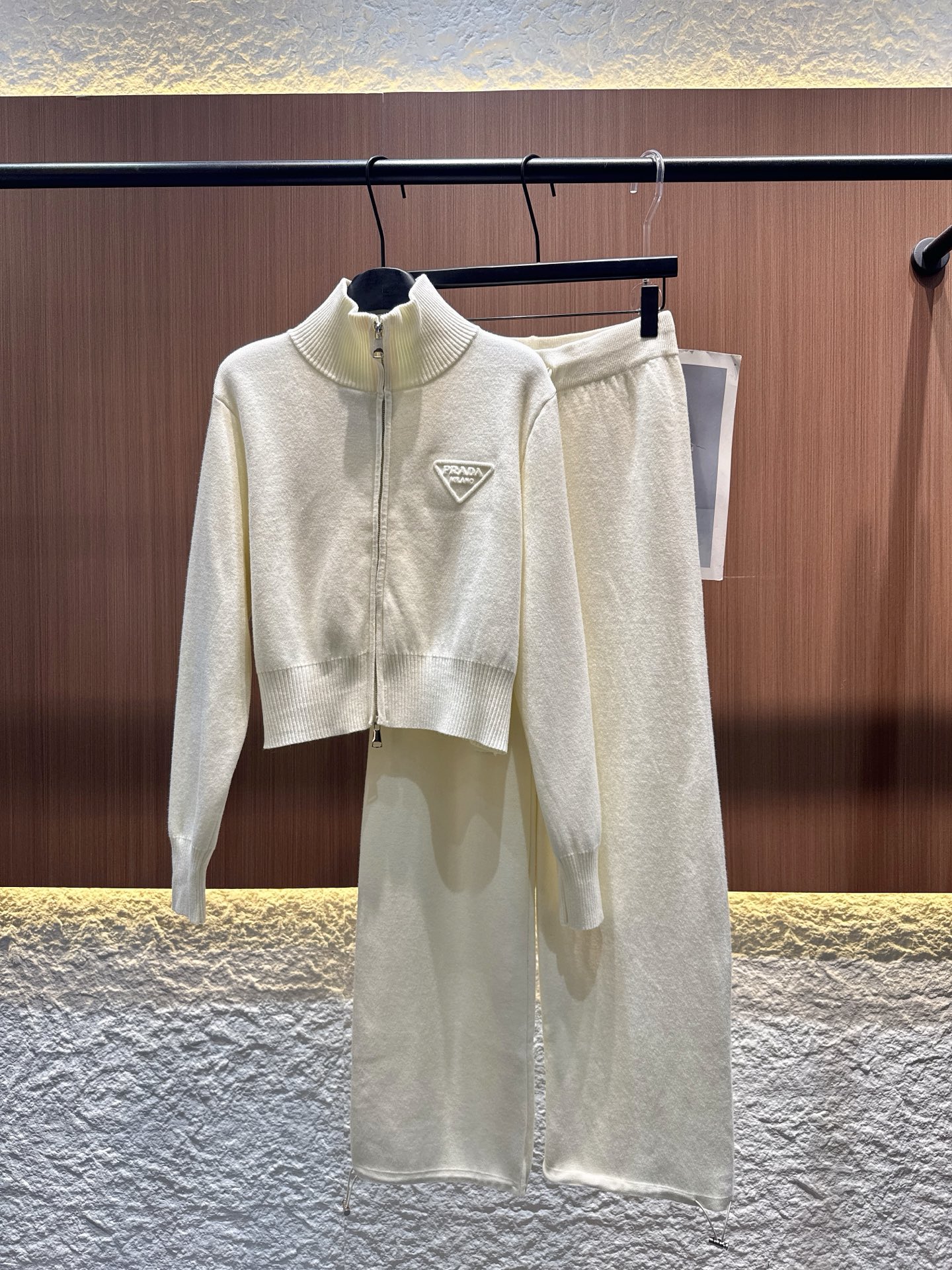 ✨✨✨ prada✨✨✨2025秋冬新款双开拉链立领上衣松紧腰抽绳长裤套装。半高领拉链设计,短款剪裁刚好 ✨✨✨ prada✨✨✨2025秋冬新款双开拉链立领上衣松紧腰抽绳长裤套装。半高领拉链设计,短款剪裁刚好