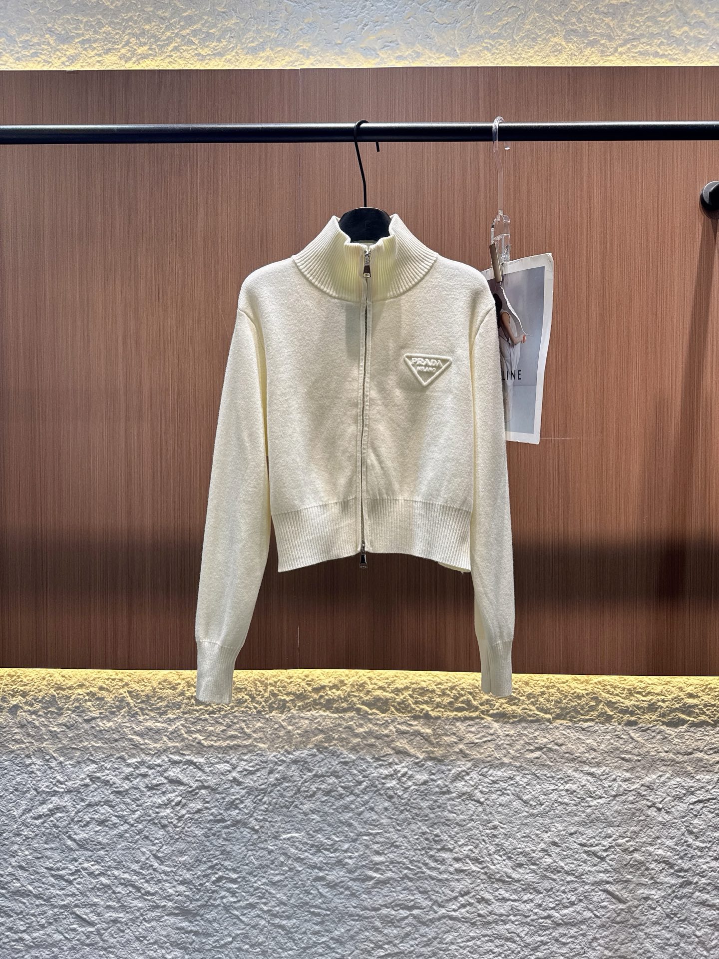 ✨✨✨ prada✨✨✨2025秋冬新款双开拉链立领上衣松紧腰抽绳长裤套装。半高领拉链设计,短款剪裁刚好 ✨✨✨ prada✨✨✨2025秋冬新款双开拉链立领上衣松紧腰抽绳长裤套装。半高领拉链设计,短款剪裁刚好
