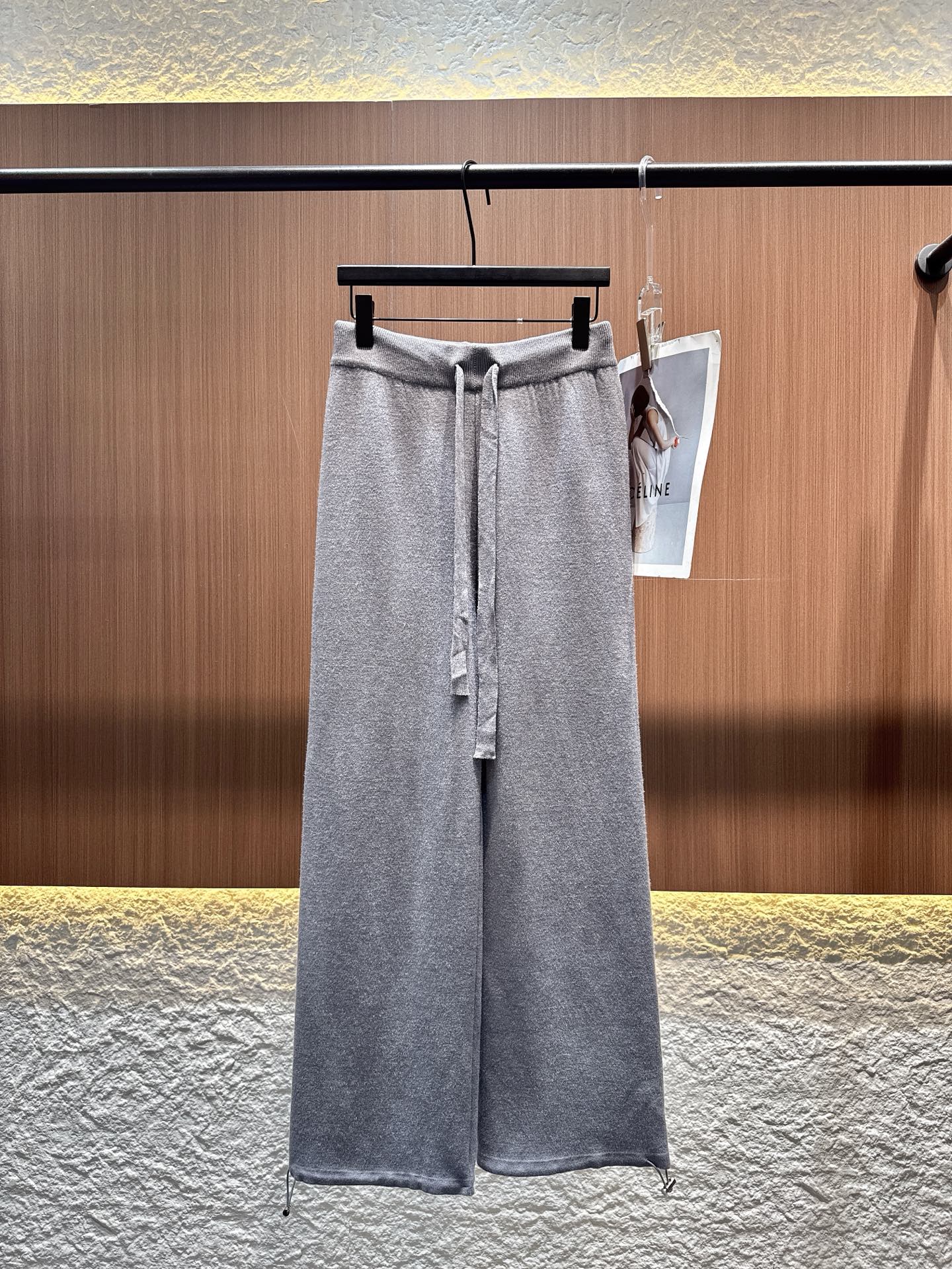 ✨✨✨ prada✨✨✨2025秋冬新款双开拉链立领上衣松紧腰抽绳长裤套装。半高领拉链设计,短款剪裁刚好 ✨✨✨ prada✨✨✨2025秋冬新款双开拉链立领上衣松紧腰抽绳长裤套装。半高领拉链设计,短款剪裁刚好