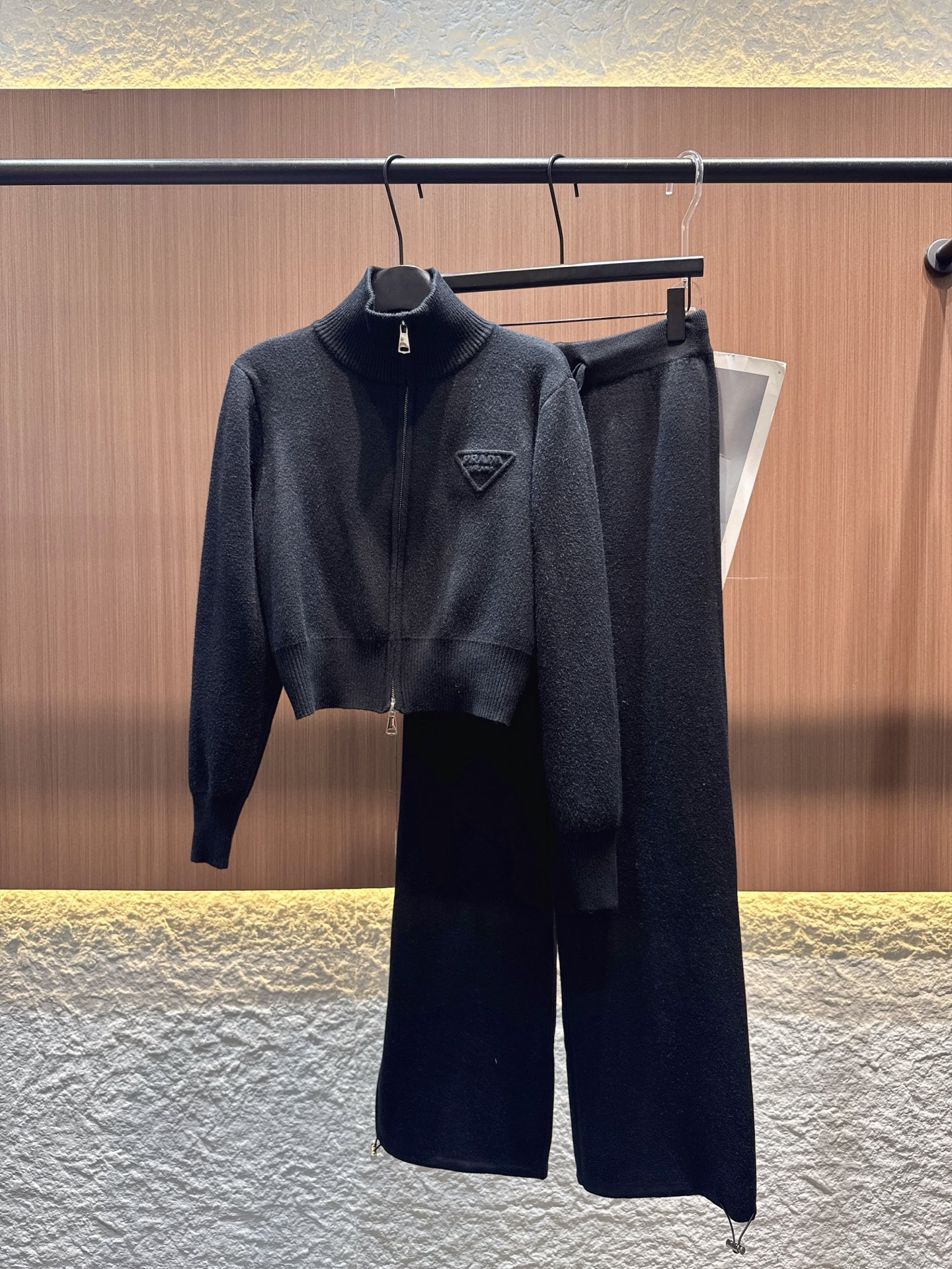 ✨✨✨ prada✨✨✨2025秋冬新款双开拉链立领上衣松紧腰抽绳长裤套装。半高领拉链设计,短款剪裁刚好 ✨✨✨ prada✨✨✨2025秋冬新款双开拉链立领上衣松紧腰抽绳长裤套装。半高领拉链设计,短款剪裁刚好
