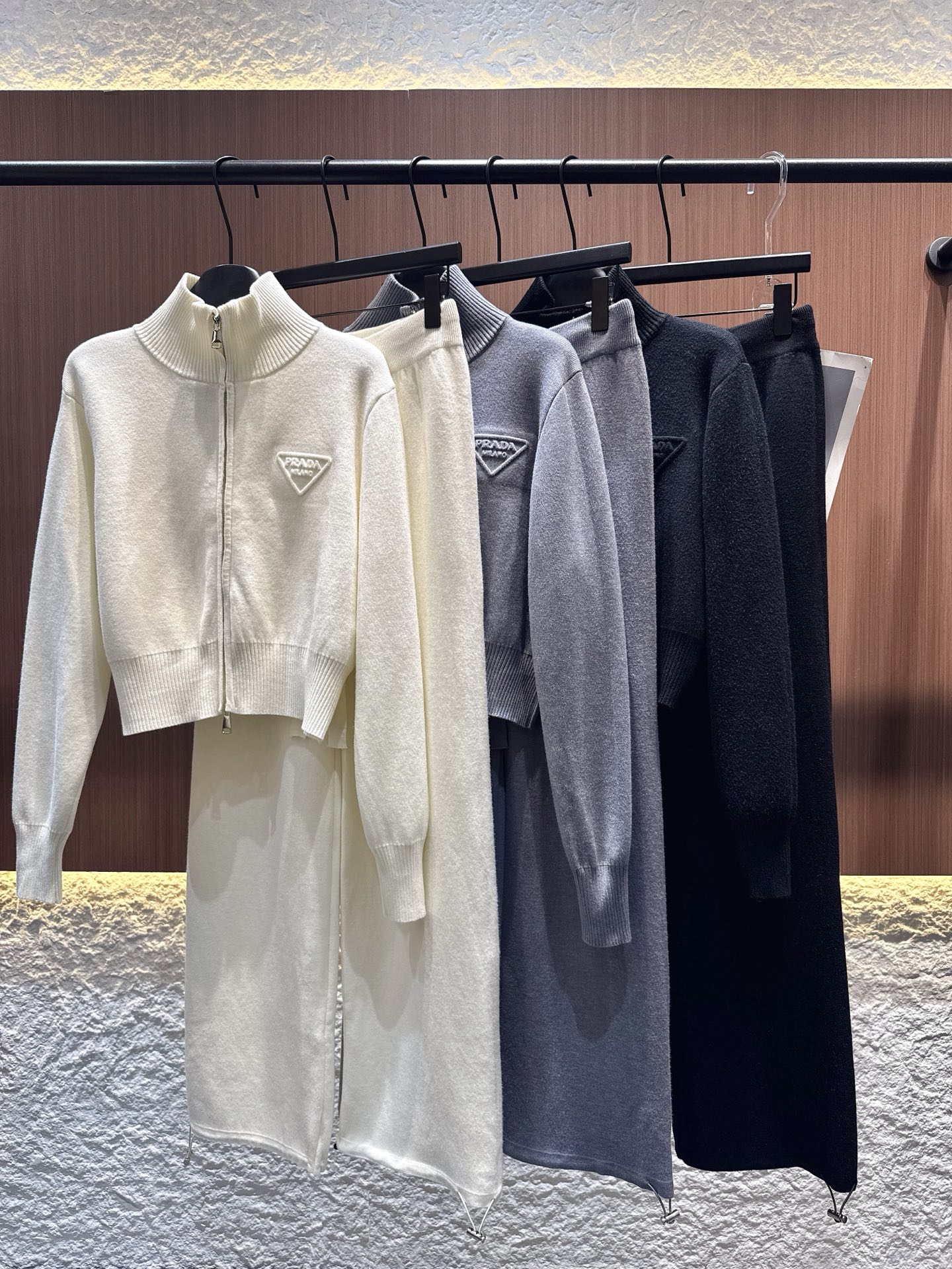 ✨✨✨ prada✨✨✨2025秋冬新款双开拉链立领上衣松紧腰抽绳长裤套装。半高领拉链设计，短款剪裁刚好