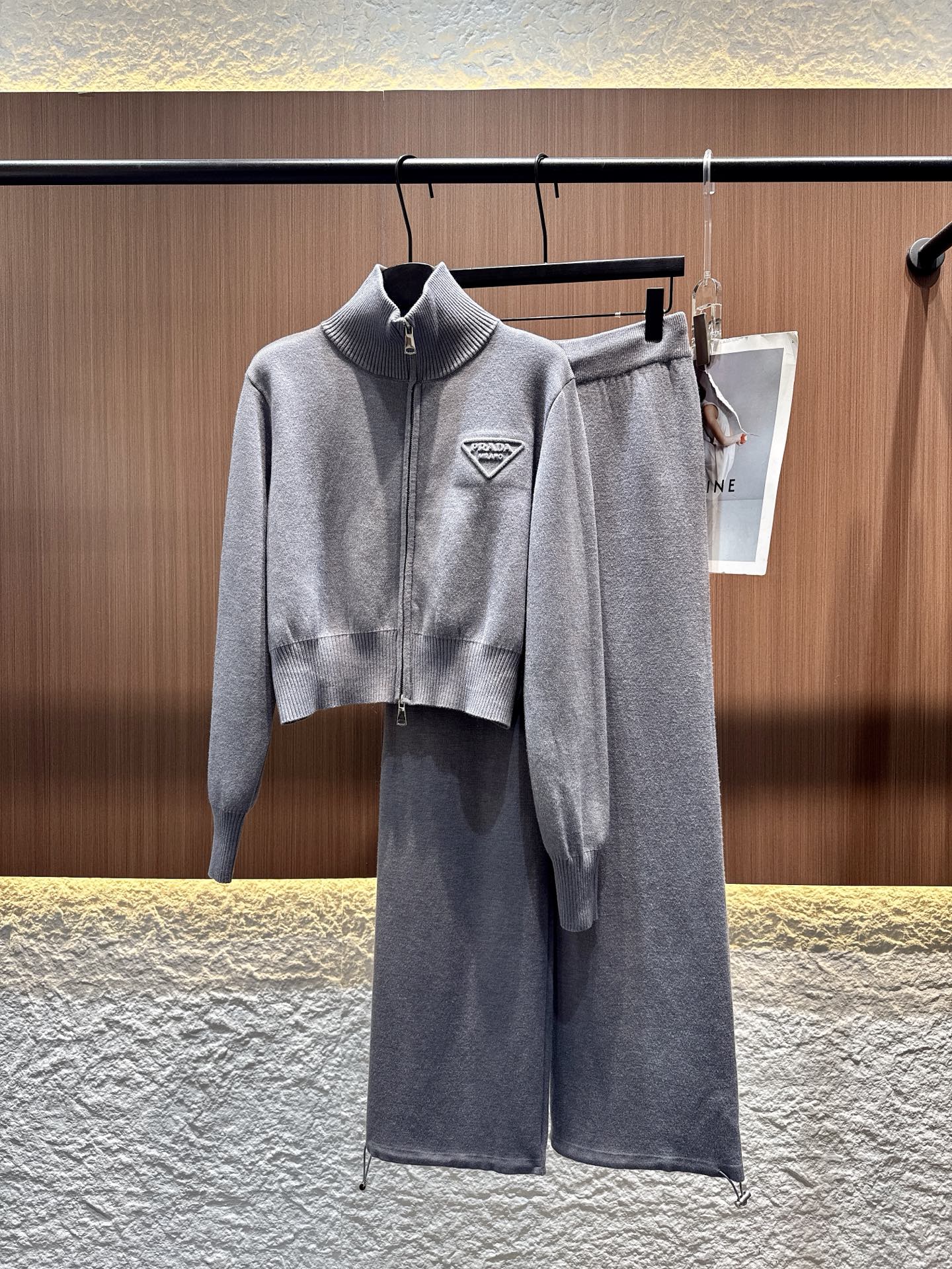 ✨✨✨ prada✨✨✨2025秋冬新款双开拉链立领上衣松紧腰抽绳长裤套装。半高领拉链设计,短款剪裁刚好 ✨✨✨ prada✨✨✨2025秋冬新款双开拉链立领上衣松紧腰抽绳长裤套装。半高领拉链设计,短款剪裁刚好