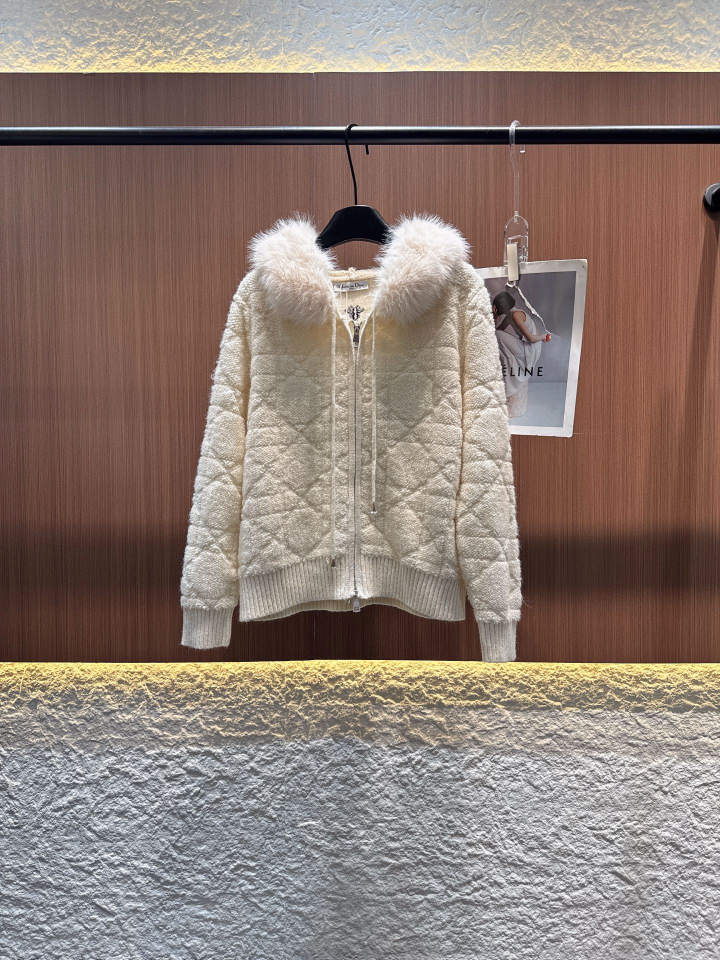 ✨✨✨ dior✨✨✨2025秋冬新款螺纹袖口拉链连帽上衣 菱形肌理的羊毛带着自然的蓬松感，摸起来暖得像