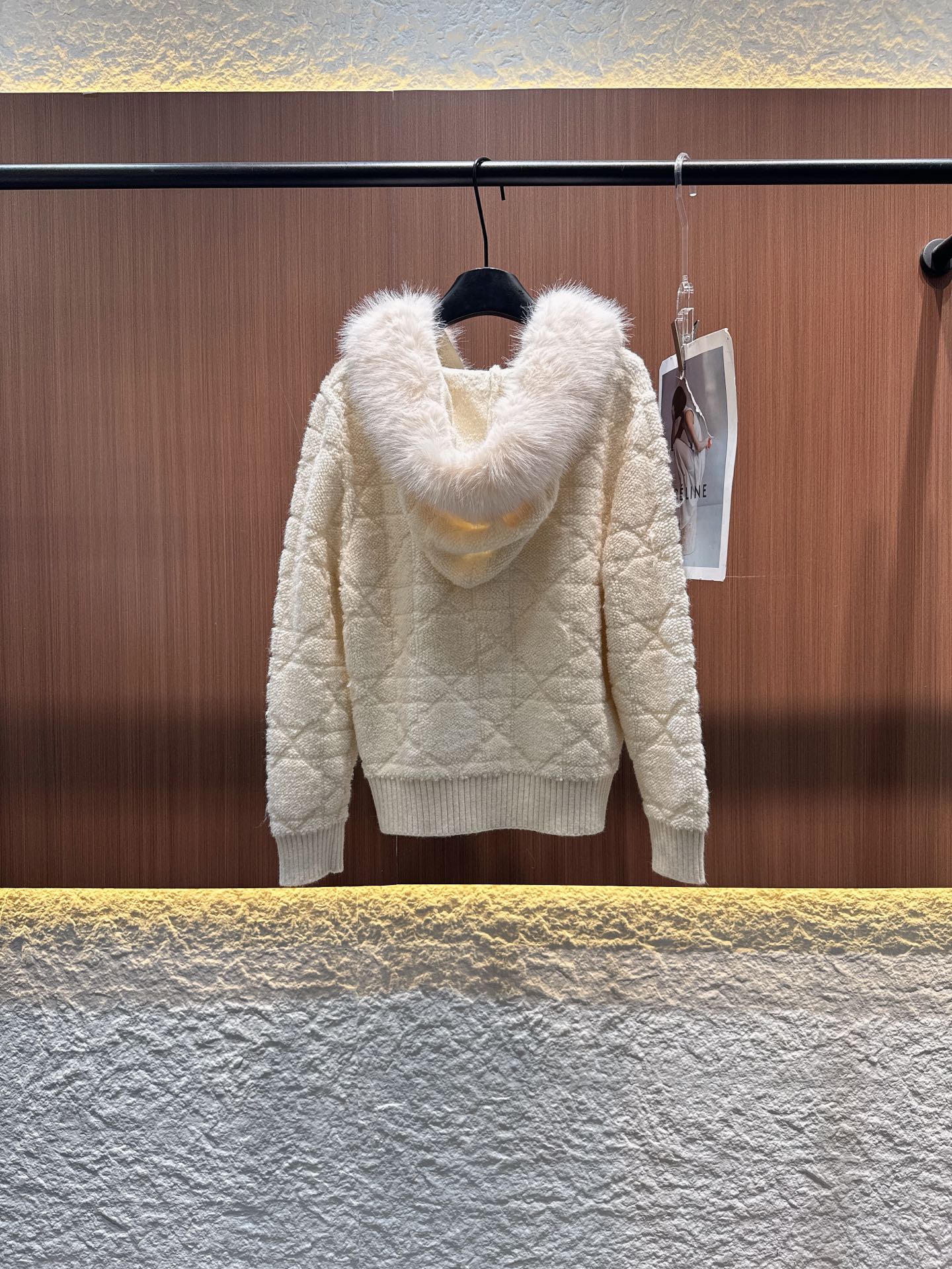 ✨✨✨ dior✨✨✨2025秋冬新款螺纹袖口拉链连帽上衣 菱形肌理的羊毛带着自然的蓬松感，摸起来暖得像