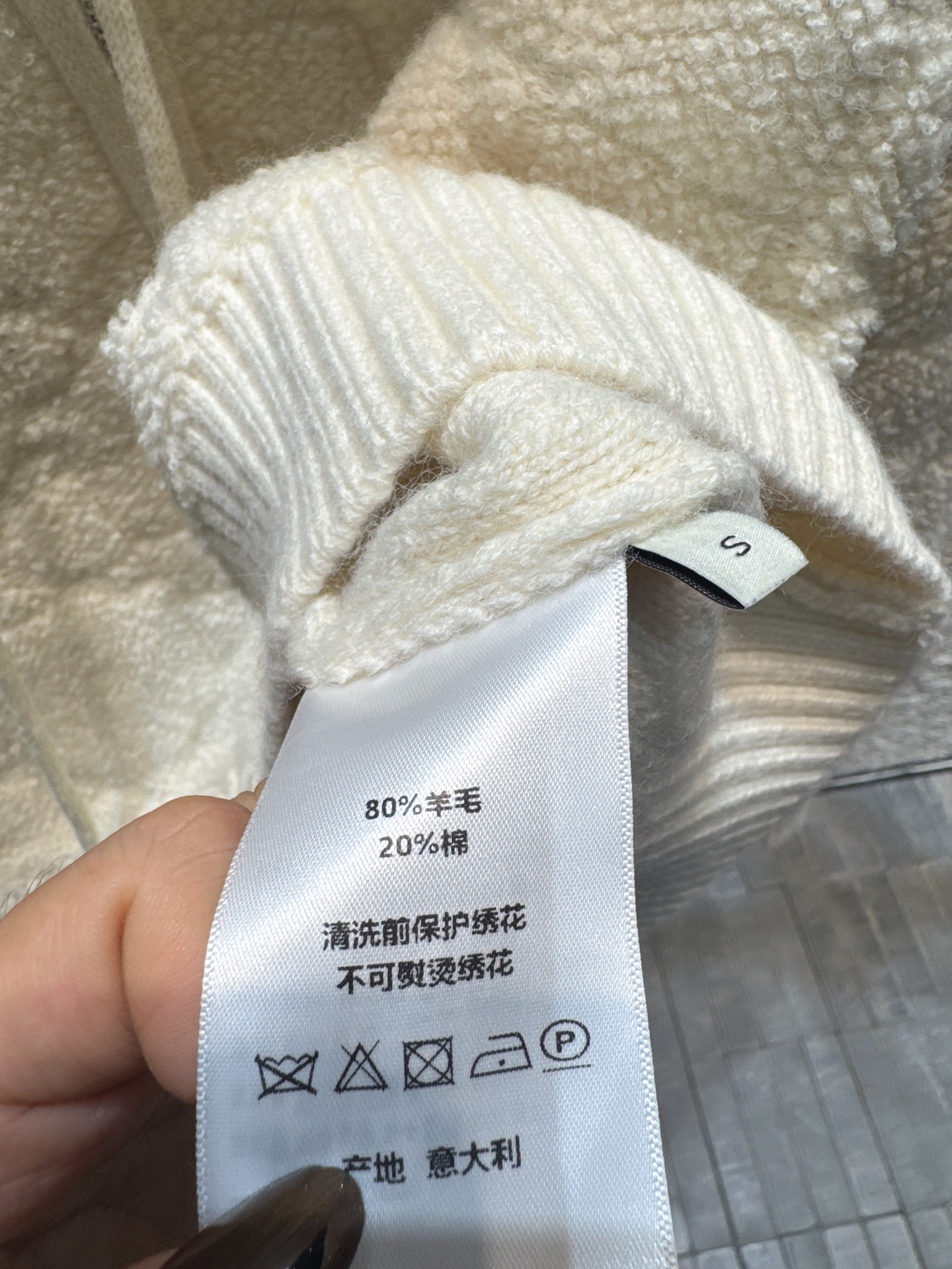 ✨✨✨ dior✨✨✨2025秋冬新款螺纹袖口拉链连帽上衣 菱形肌理的羊毛带着自然的蓬松感，摸起来暖得像