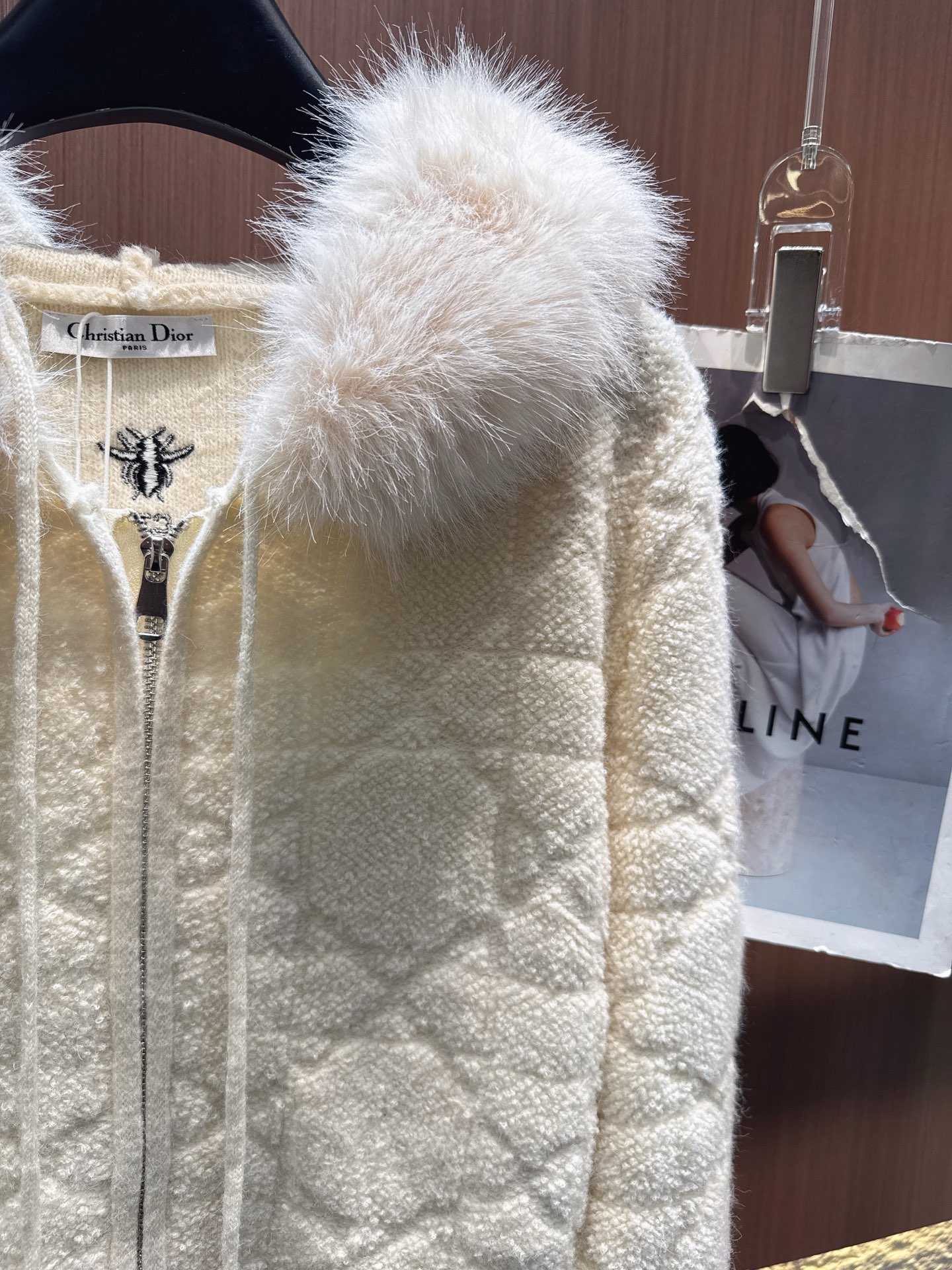 ✨✨✨ dior✨✨✨2025秋冬新款螺纹袖口拉链连帽上衣 菱形肌理的羊毛带着自然的蓬松感，摸起来暖得像