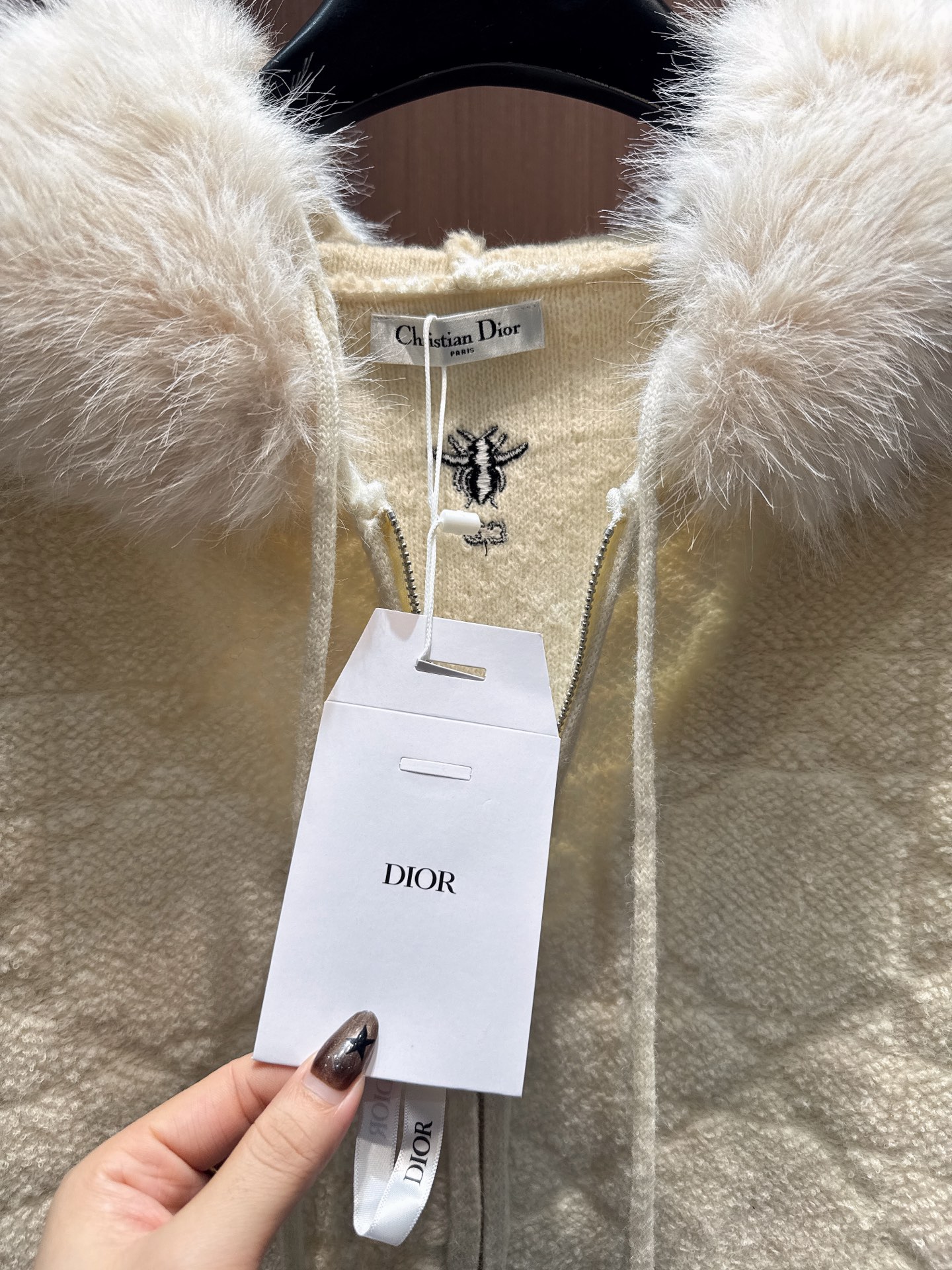✨✨✨ dior✨✨✨2025秋冬新款螺纹袖口拉链连帽上衣 菱形肌理的羊毛带着自然的蓬松感，摸起来暖得像