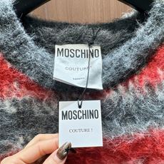 ✨✨✨ moschino✨✨✨2025秋冬新款撞色横条纹拼接圆领套头卫衣 灰红撞色的宽条纹带着马海毛特有 ✨✨✨ moschino✨✨✨2025秋冬新款撞色横条纹拼接圆领套头卫衣 灰红撞色的宽条纹带着马海毛特有