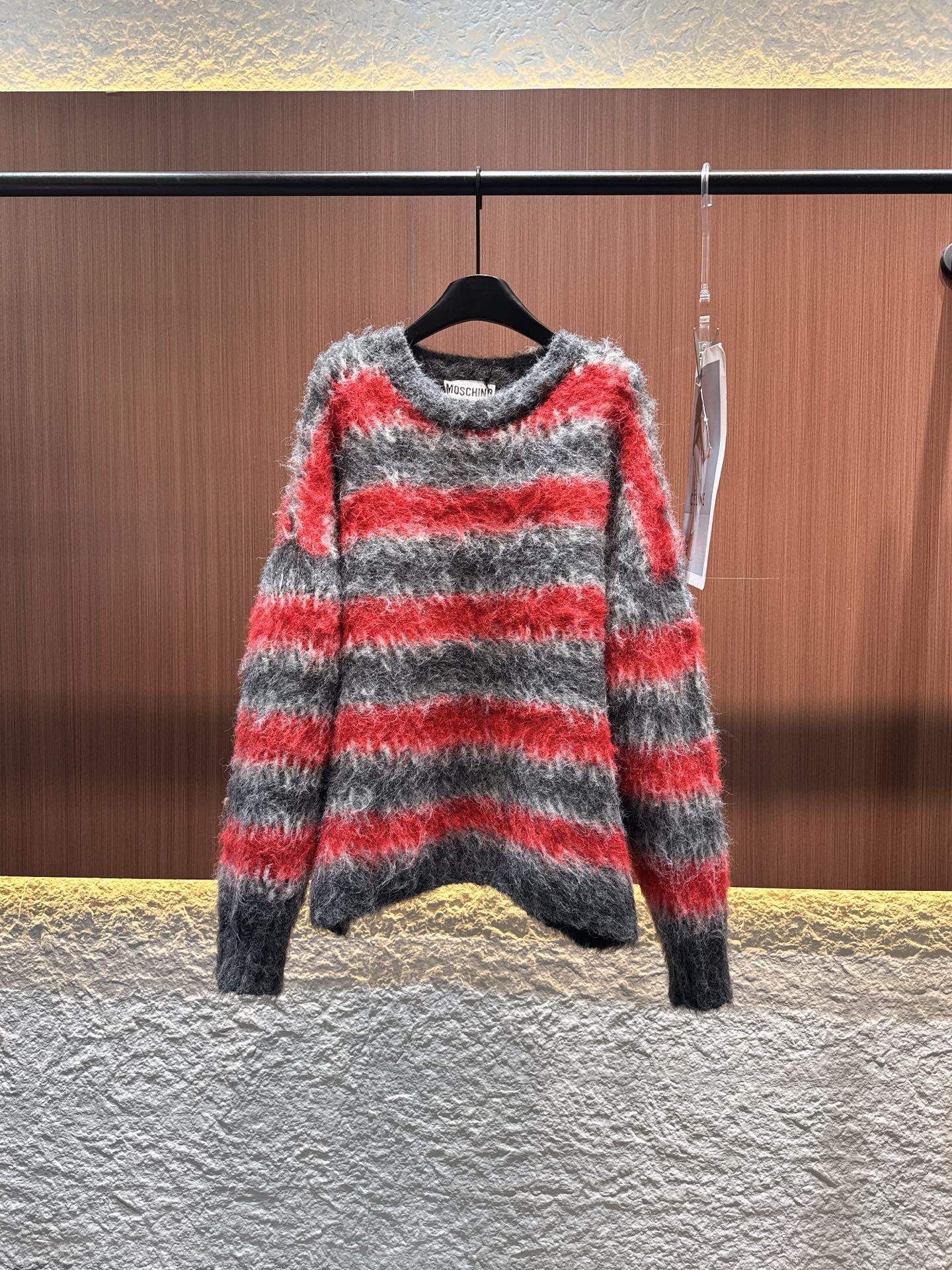 ✨✨✨ moschino✨✨✨2025秋冬新款撞色横条纹拼接圆领套头卫衣 灰红撞色的宽条纹带着马海毛特有