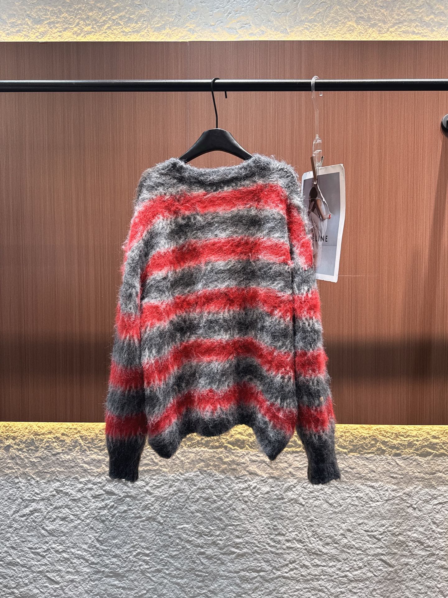 ✨✨✨ moschino✨✨✨2025秋冬新款撞色横条纹拼接圆领套头卫衣 灰红撞色的宽条纹带着马海毛特有 ✨✨✨ moschino✨✨✨2025秋冬新款撞色横条纹拼接圆领套头卫衣 灰红撞色的宽条纹带着马海毛特有