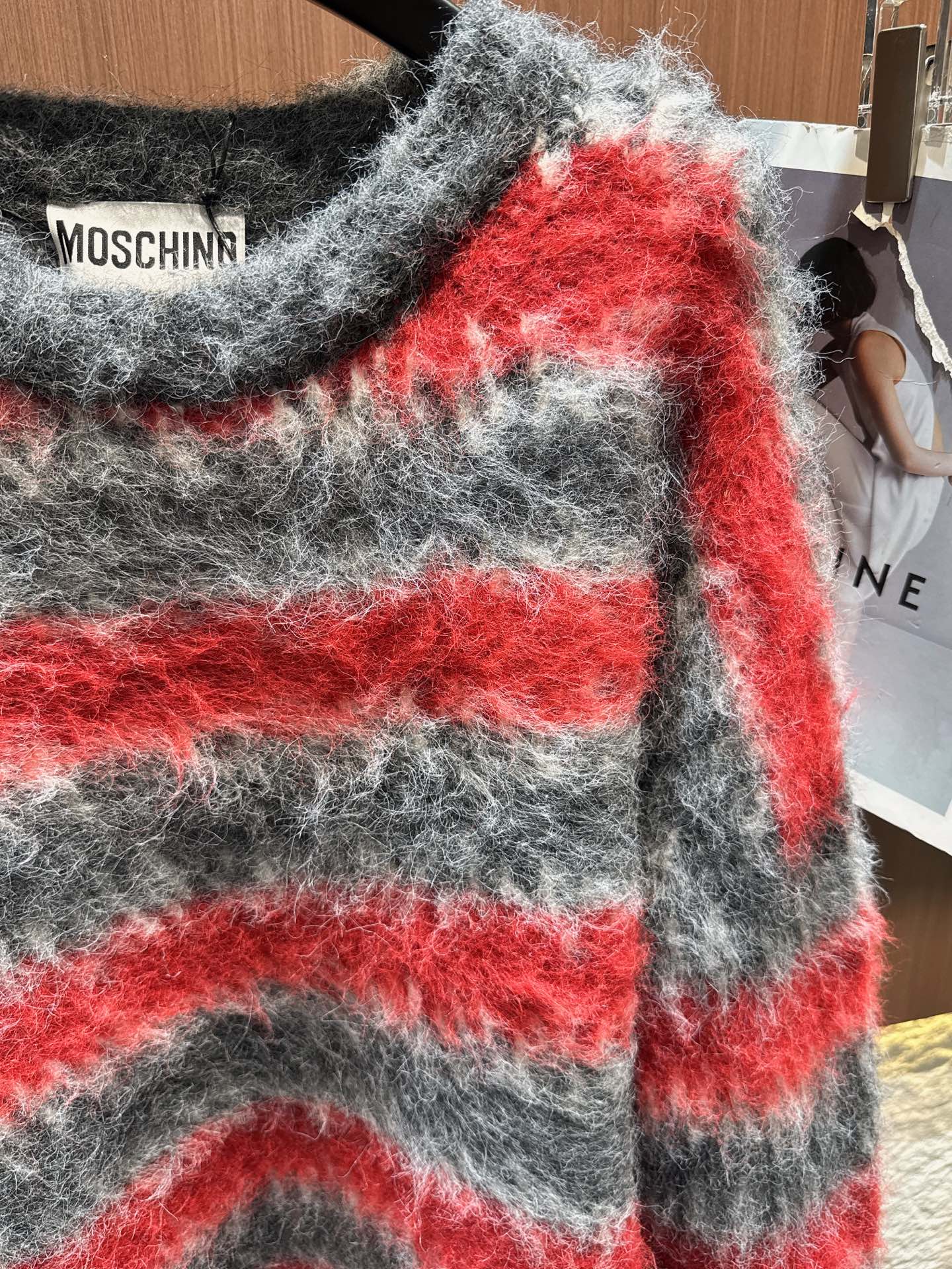 ✨✨✨ moschino✨✨✨2025秋冬新款撞色横条纹拼接圆领套头卫衣 灰红撞色的宽条纹带着马海毛特有 ✨✨✨ moschino✨✨✨2025秋冬新款撞色横条纹拼接圆领套头卫衣 灰红撞色的宽条纹带着马海毛特有